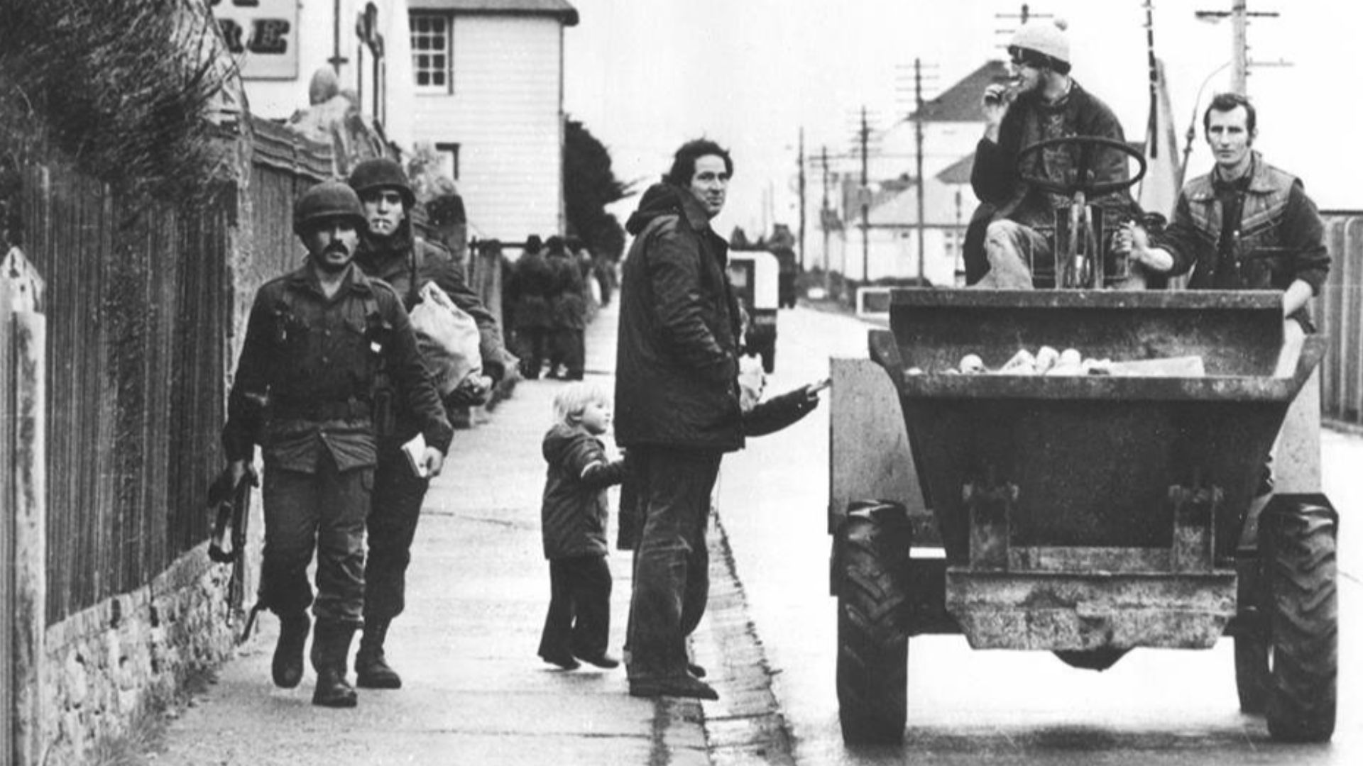 File:Kelpers y soldados argentinos, 1982.jpg