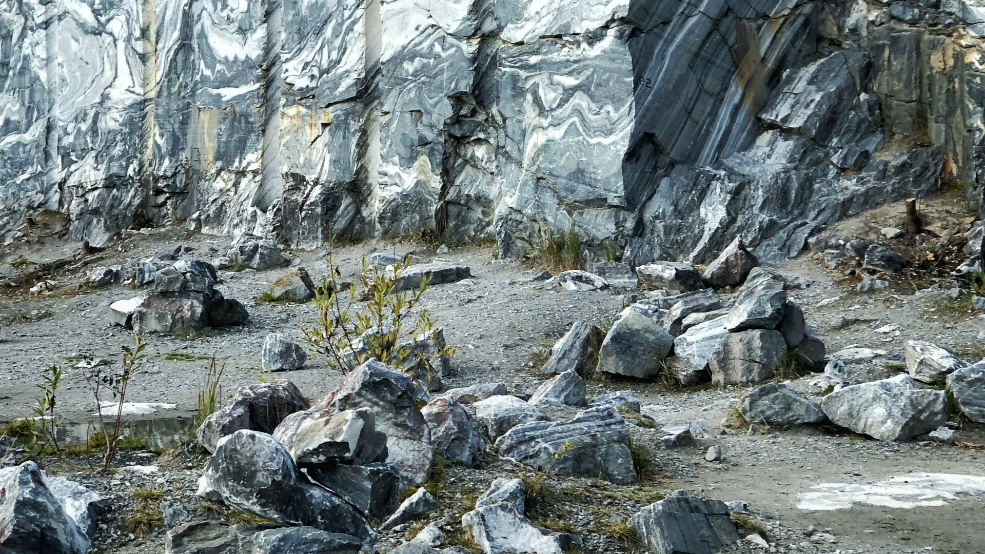 rocks beside cliff