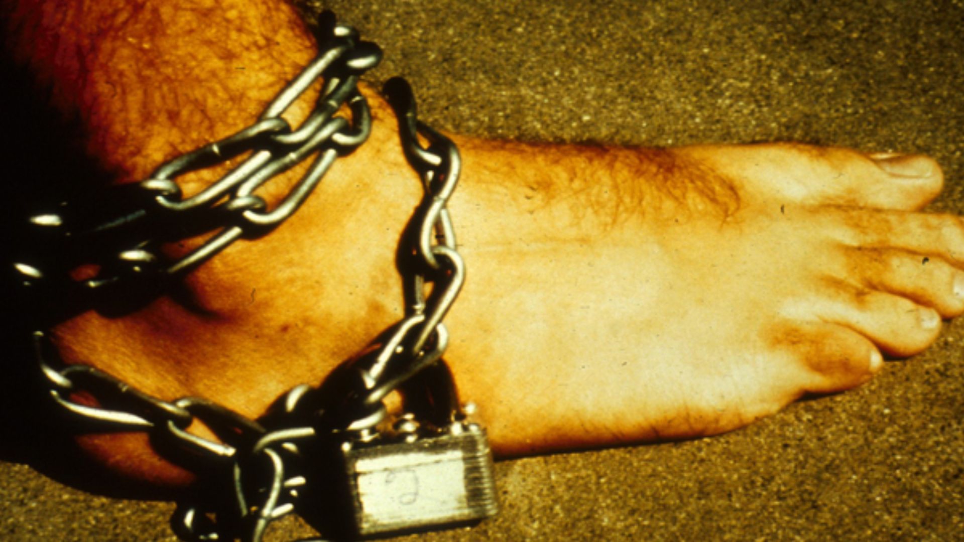 File:SPE1971-prisoners wear symbolic shackles.jpg