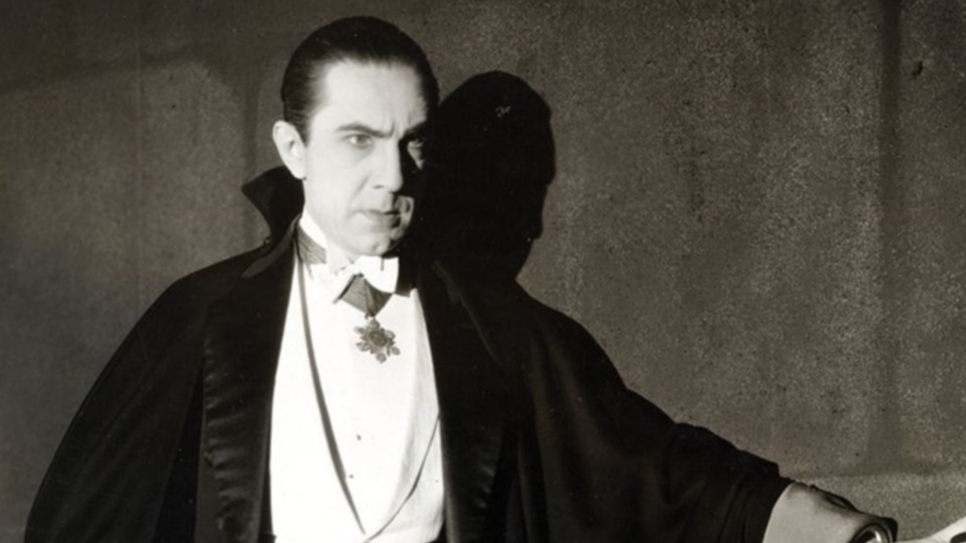 File:Bela Lugosi as Dracula, anonymous photograph from 1931, Universal Studios.jpg