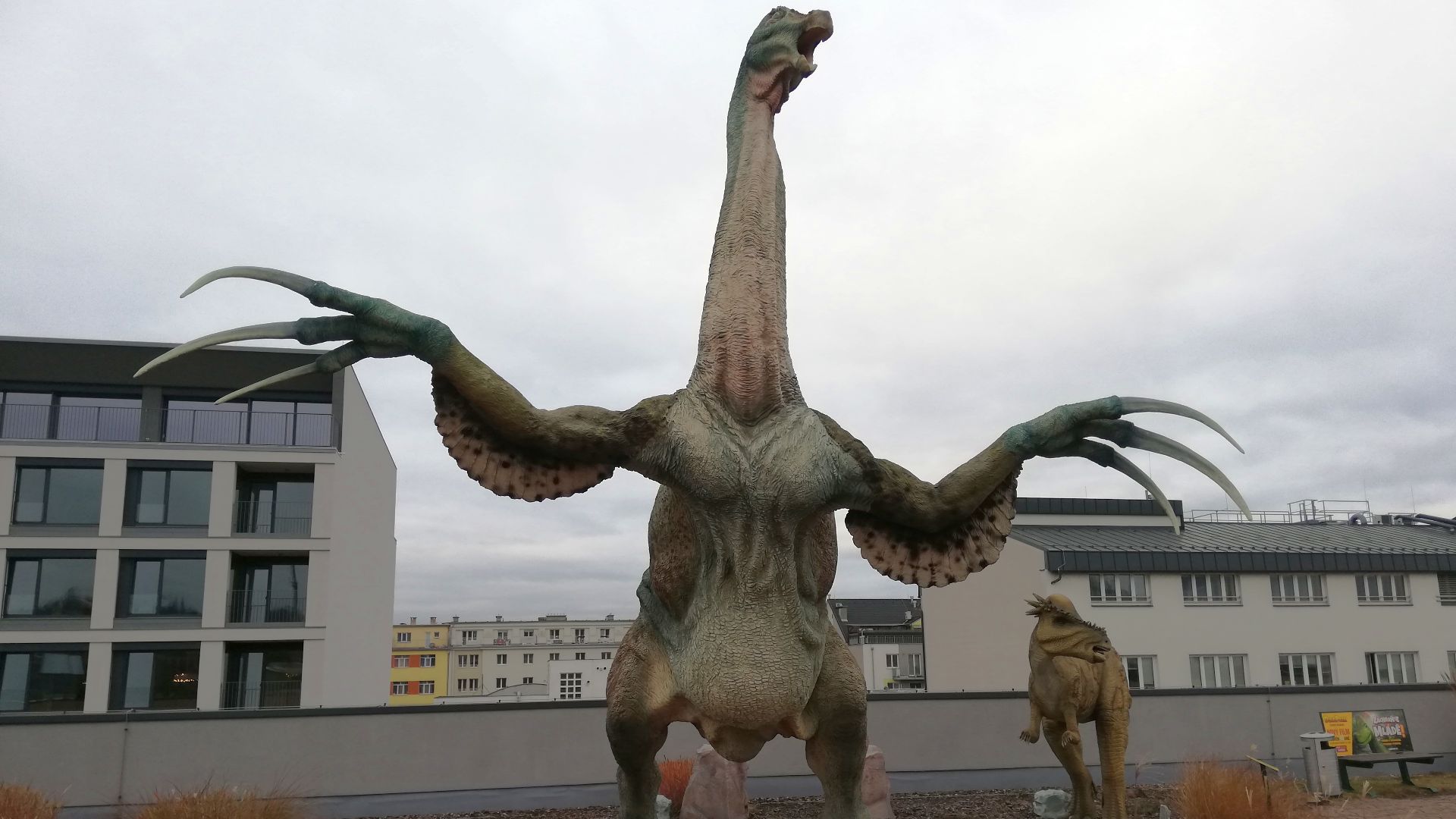 File:Therizinosaurus OC Harfa Praha A.jpg