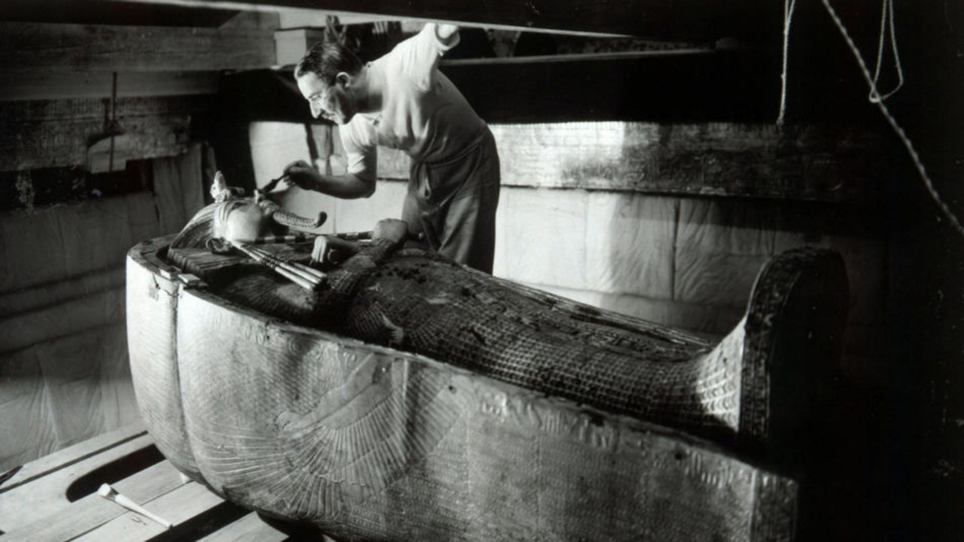File:Howard Carter in the King Tutankhamen's tomb.jpg