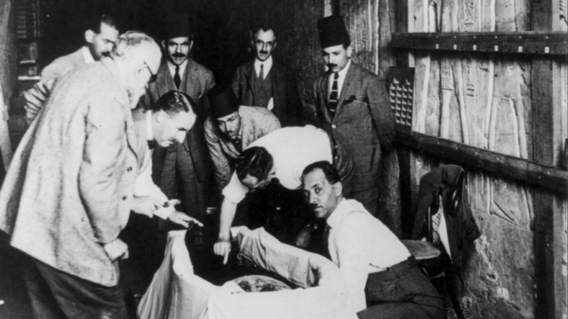 File:Howard Carter opening mummy of King Tut cph.3b08637.jpg
