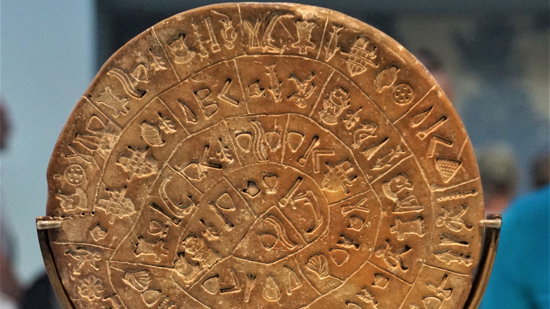 File:Phaistos Disc - Heraklion Archaeological Museum by Joy of Museums - 2.jpg