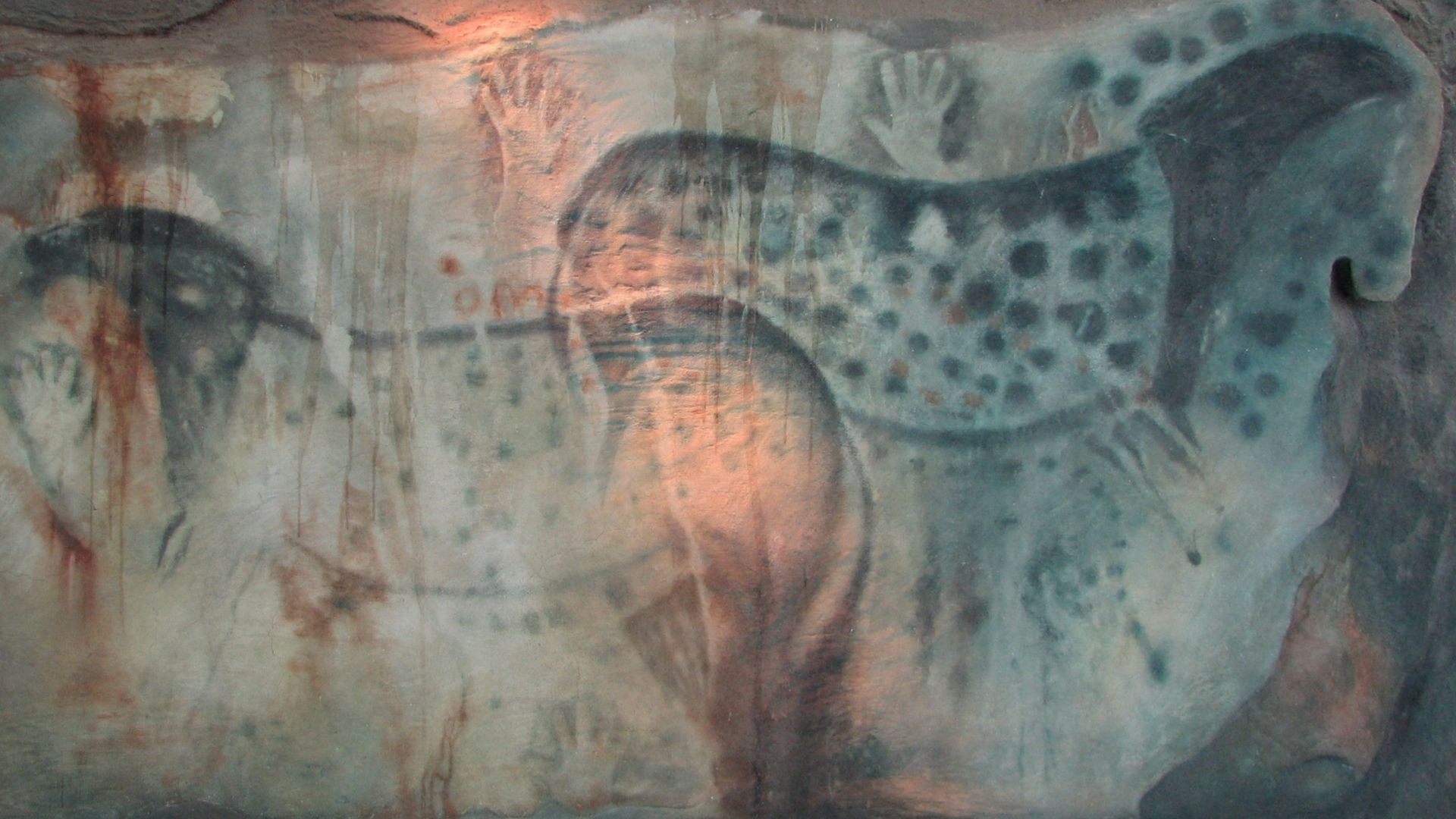 File:Pech Merle cave leopard spotting.JPG