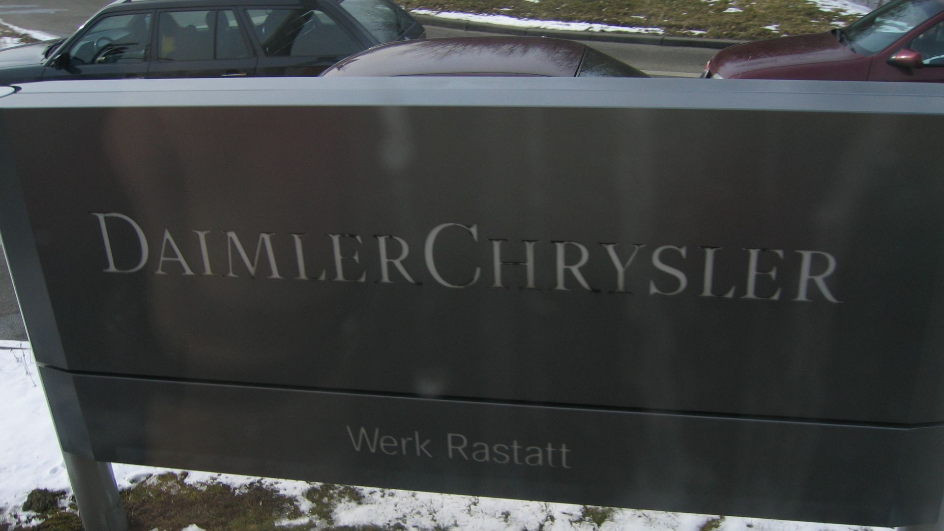 File:DaimlerChrysler Werk Rastatt welcome sign.JPG