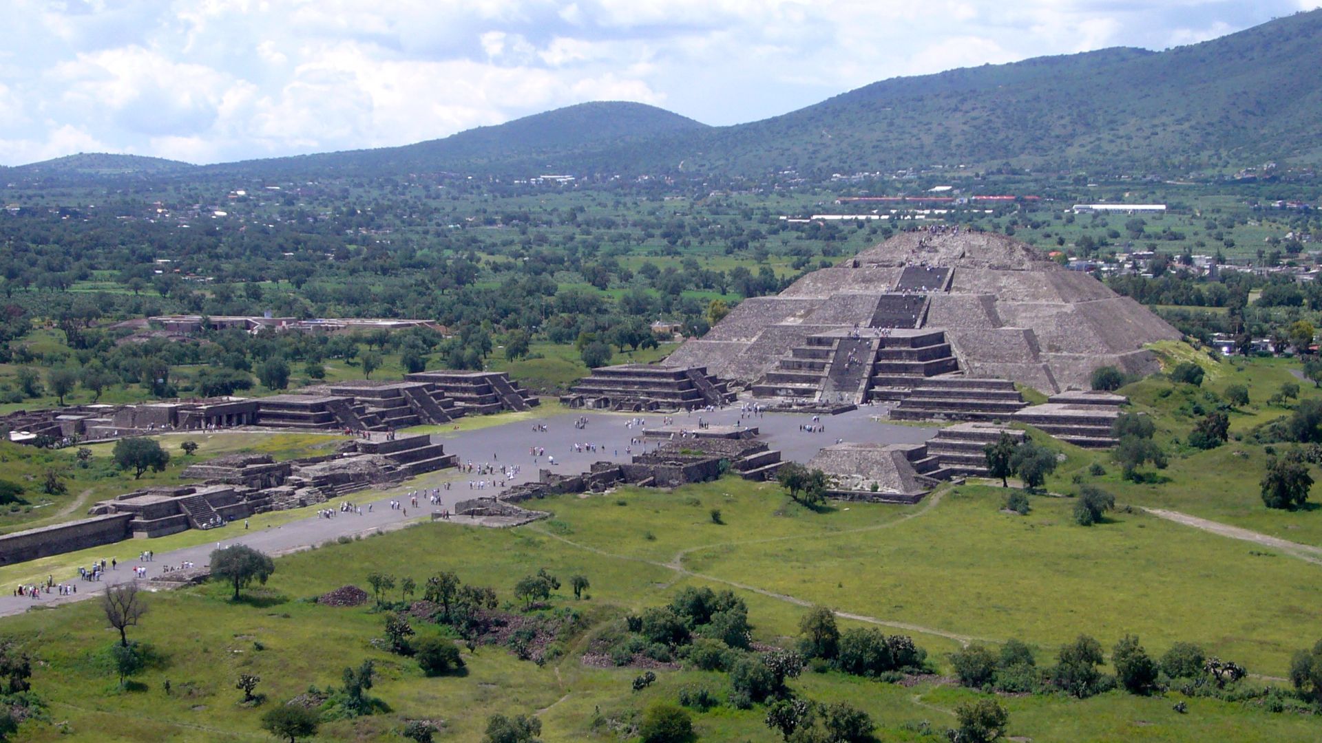 File:Piramide de la Luna 072006.jpg