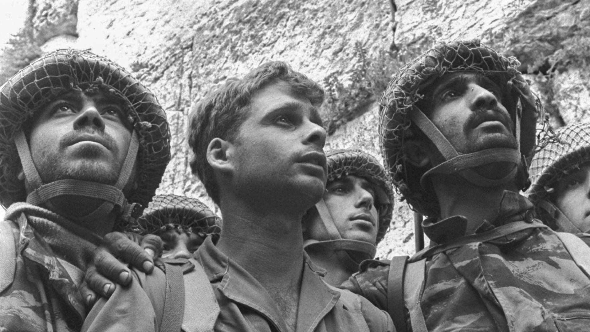 File:צנחנים בכותל המערבי.jpg