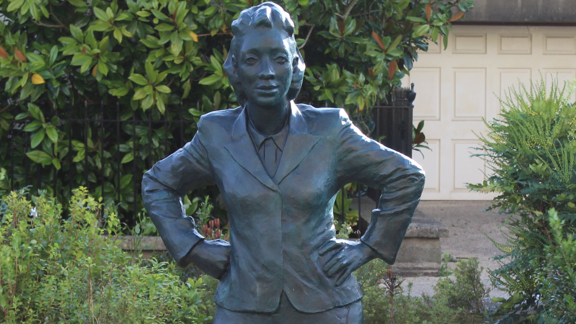 File:Henrietta Lacks statue, Bristol, wide view.jpg