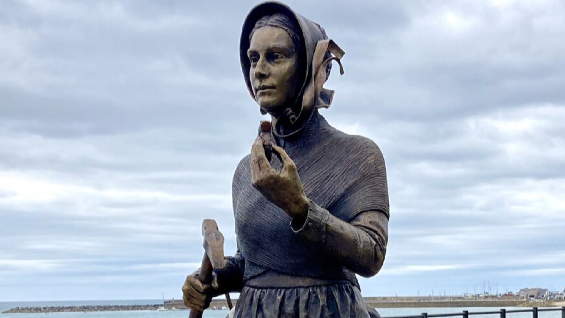 File:Mary Anning statue (4) - geograph.org.uk - 7186126.jpg