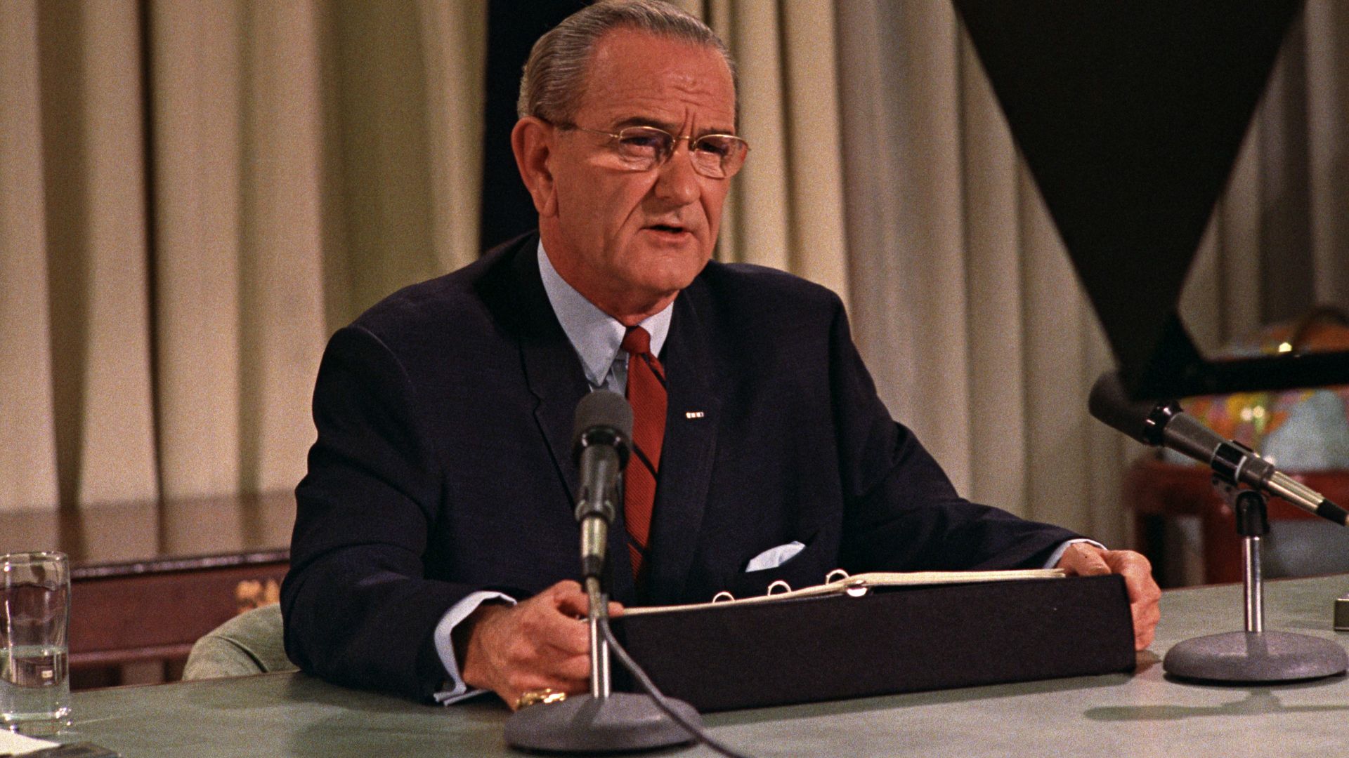 File:Lyndon B. Johnson addresses the Nation March 31, 1968 - LBJ Museum C9284-35.jpg