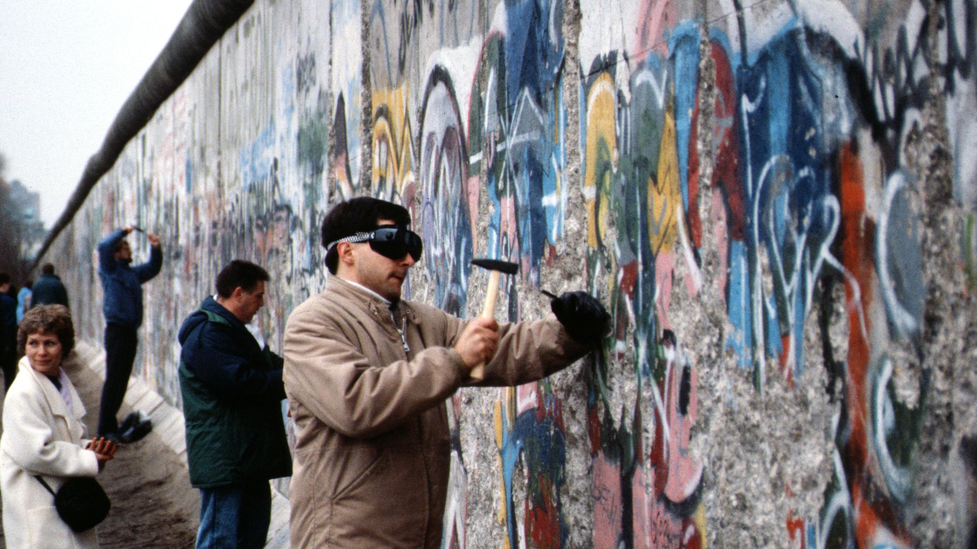 File:Berlin 1989, Fall der Mauer, Chute du mur 08.jpg