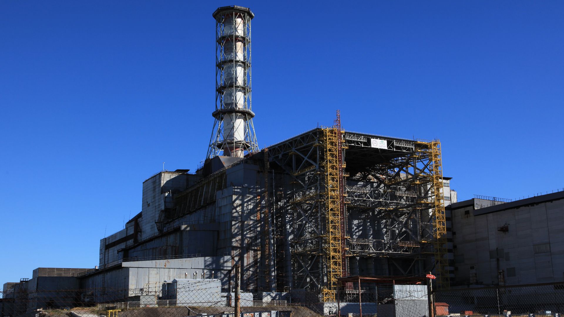 File:The damaged unit 4 reactor and shelter at Chernobyl (02710156).jpg