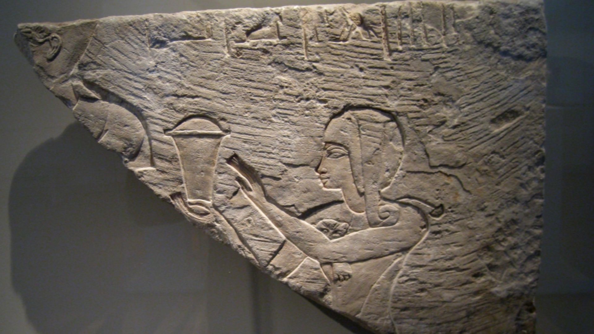 File:Berlin Neues Museum - relief du prince Thoutmosis.jpg