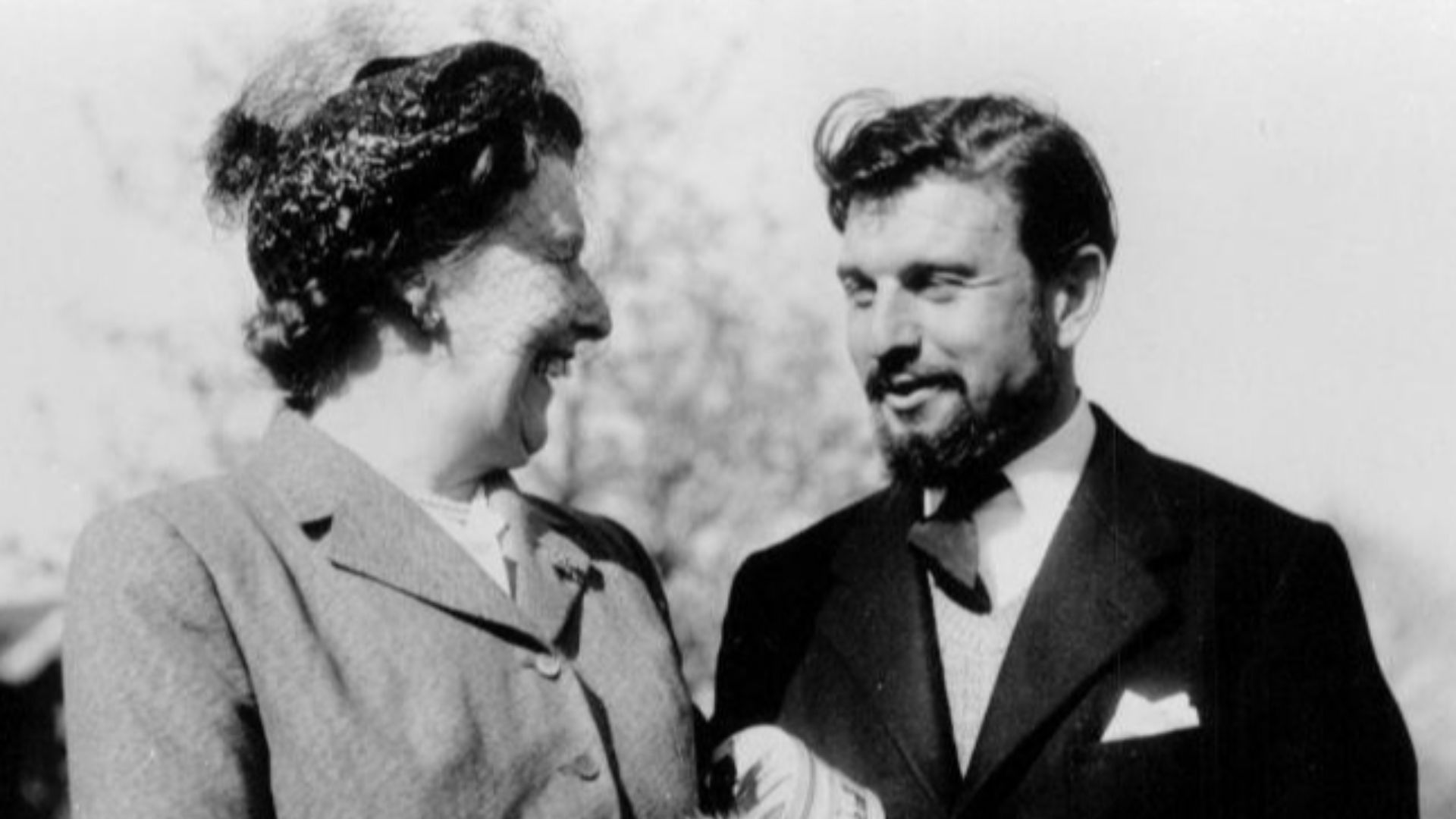 File:George Blake with mother.jpg