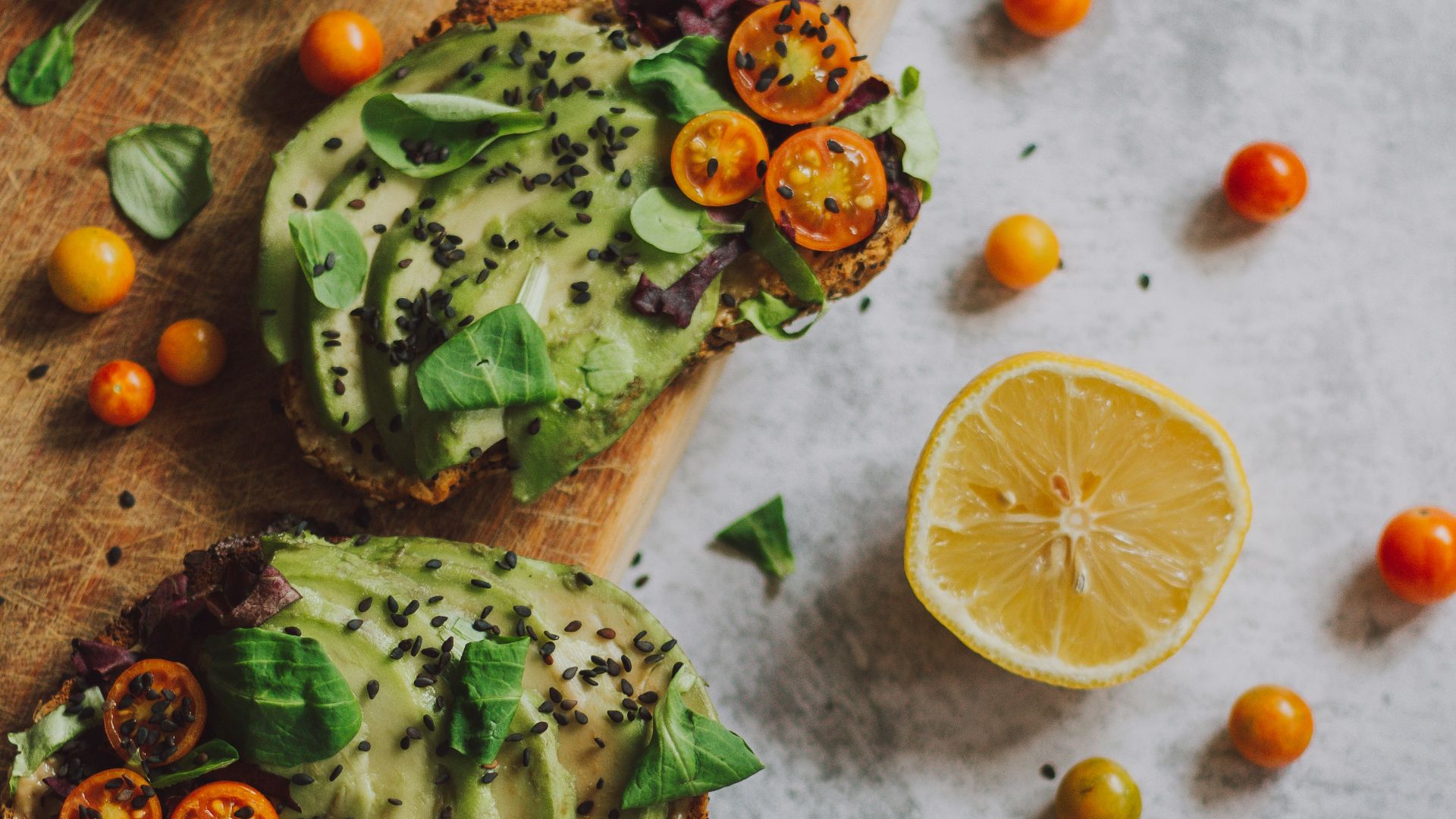 sliced lemon on chopping board