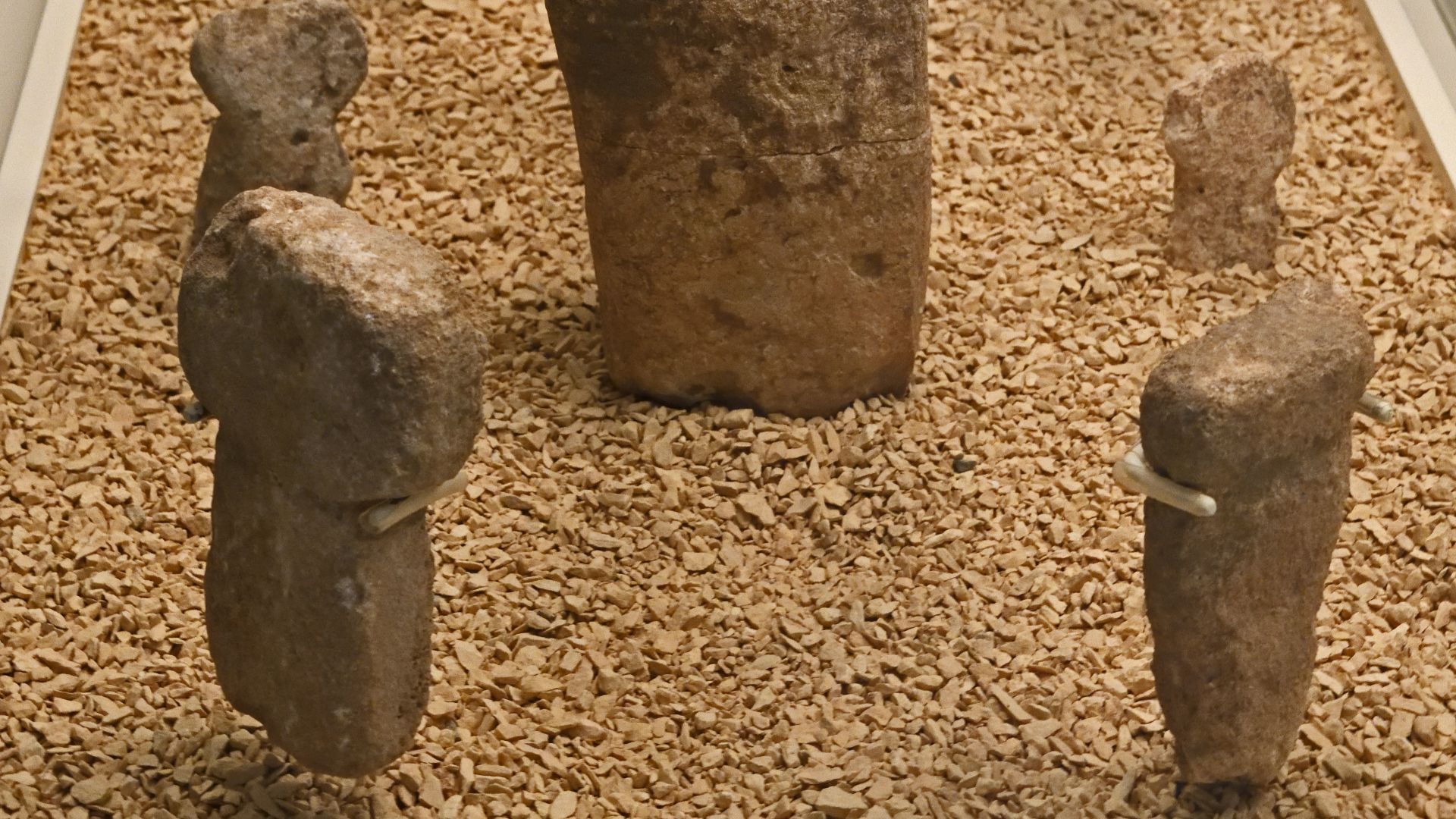 File:Urfa museum Mini T shaped pillar 4752.jpg