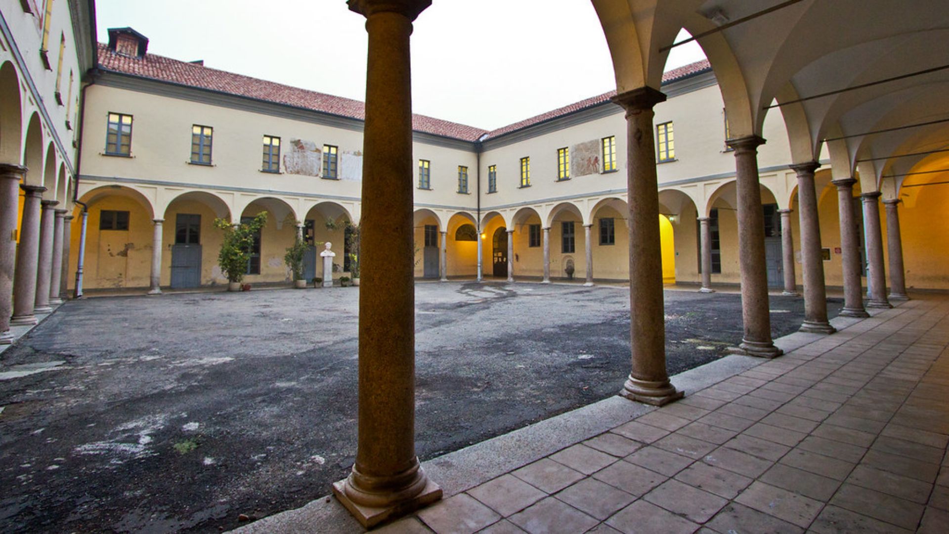 File:Liceo classico Foscolo.jpg