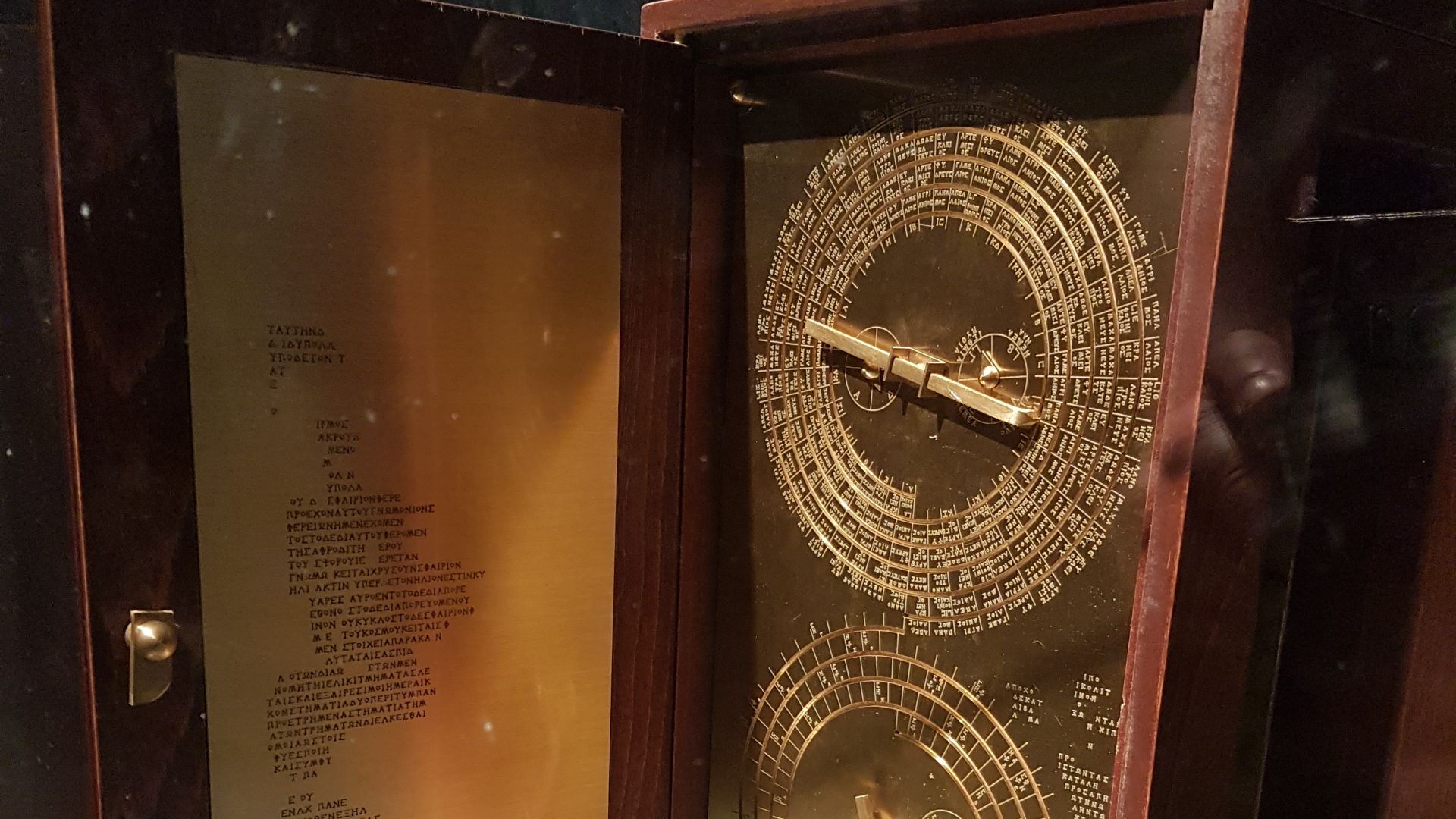 File:Antikythera mechanism frontview, 1st-2nd century BC, Greece (model).jpg