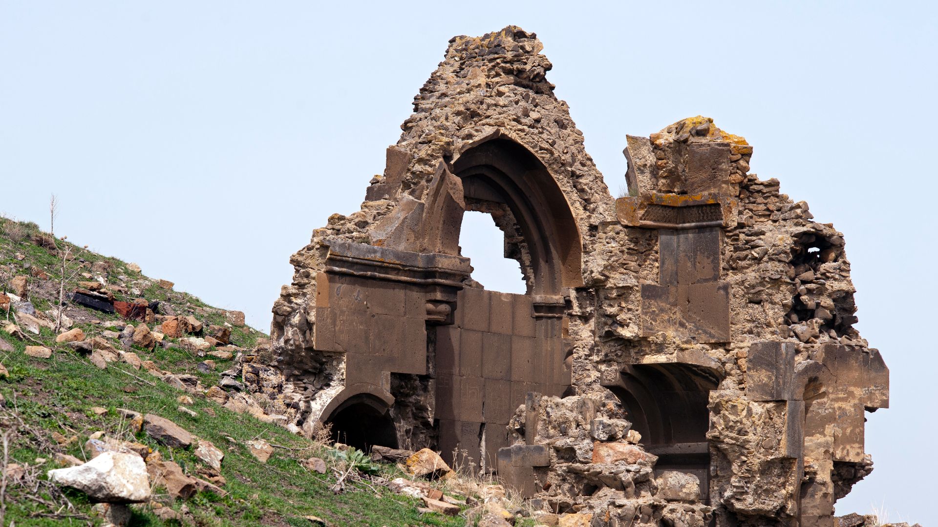 File:20110419 Ruins in Citadel Ani Turkey 1.jpg
