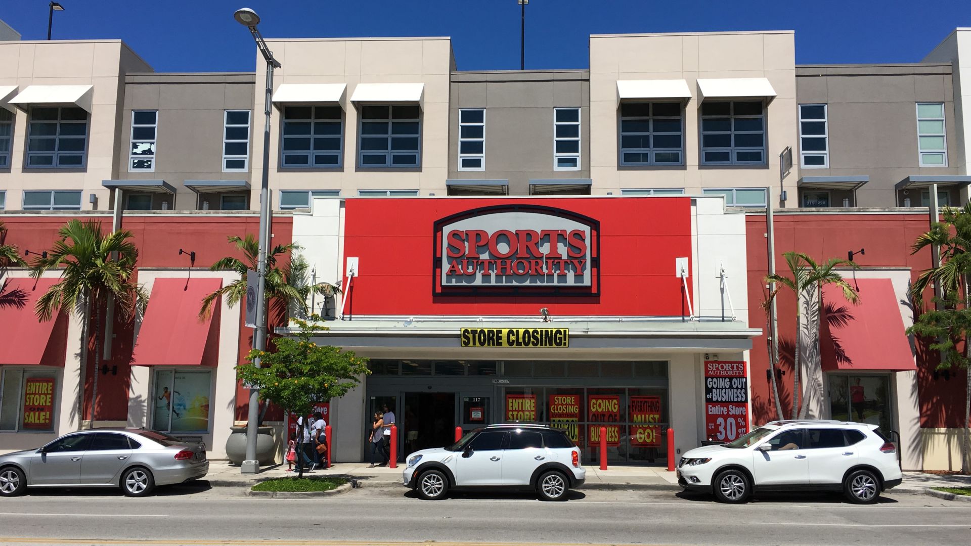 File:Sports Authority Closing (27266742721).jpg