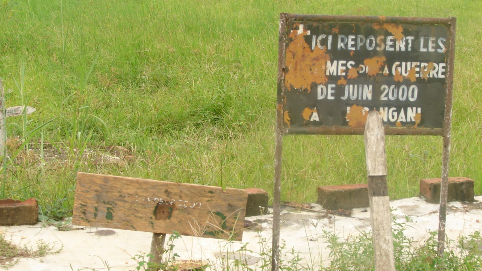 File:Cimetière Mémorial de la guerre de 2000.JPG