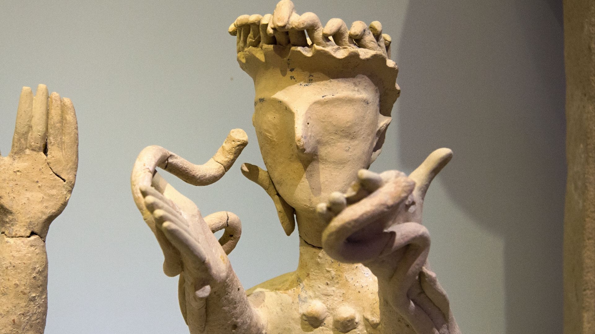 File:Goddess with upraised arms, smakes, terracotta, Kania, AMH, 145271.jpg
