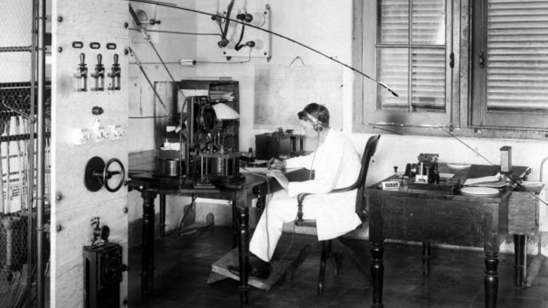 File:COLLECTIE TROPENMUSEUM Telegrafist die telegrammen ontvangt op Sabang TMnr 10022280.jpg