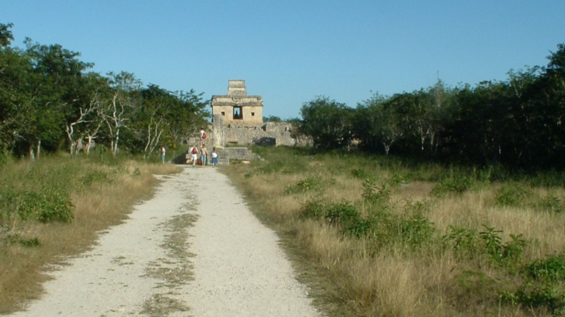 File:Sacbe Dzibilchaltun.jpg