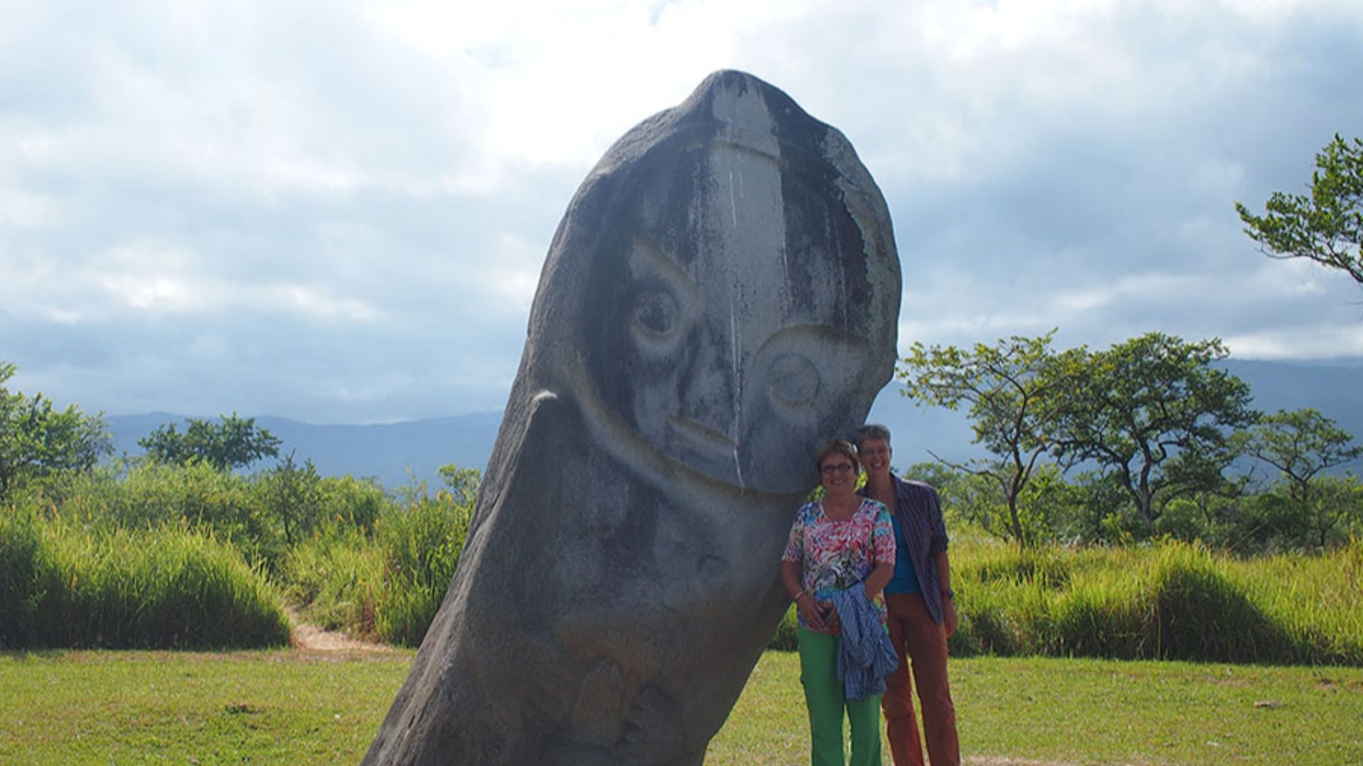 File:Palindo Megalith in Bada Valley.jpg