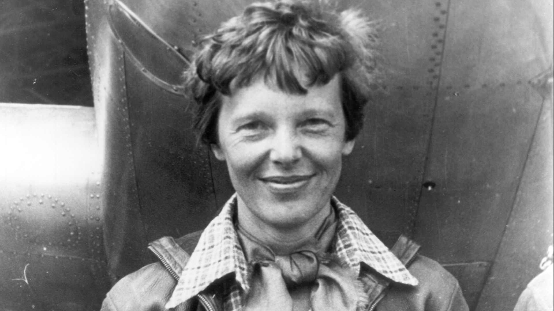 File:Amelia Earhart standing under nose of her Lockheed Model 10-E Electra, small.jpg