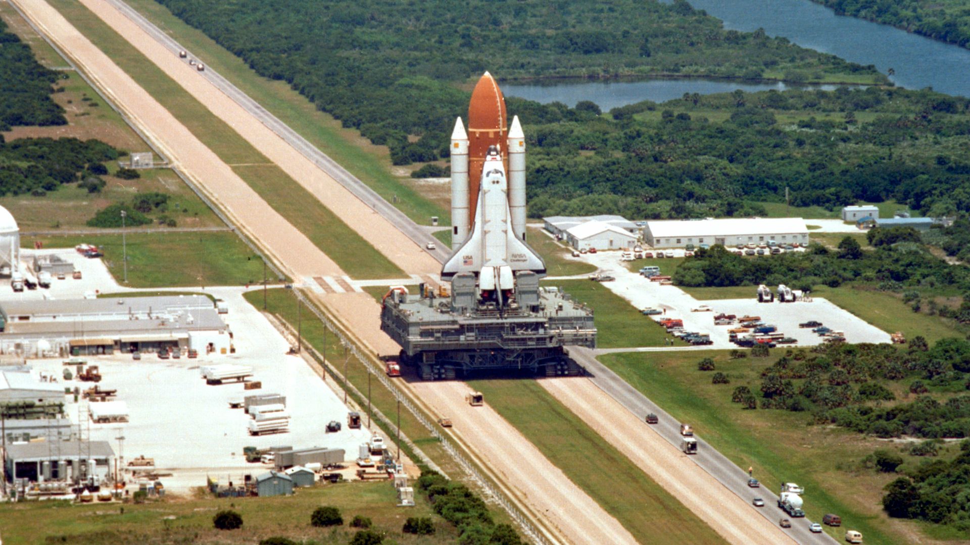 File:STS-51-L - Space Shuttle Challenger on the Crawler-Transporter.jpg