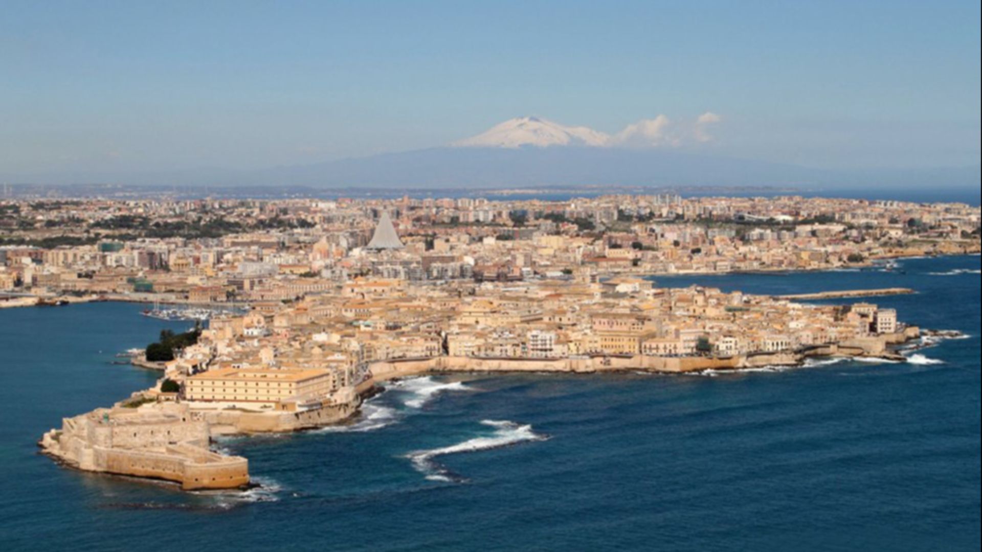 File:Veduta aerea di Siracusa e con l'Etna sullo sfondo (Foto di Angelo Bonomo).jpg