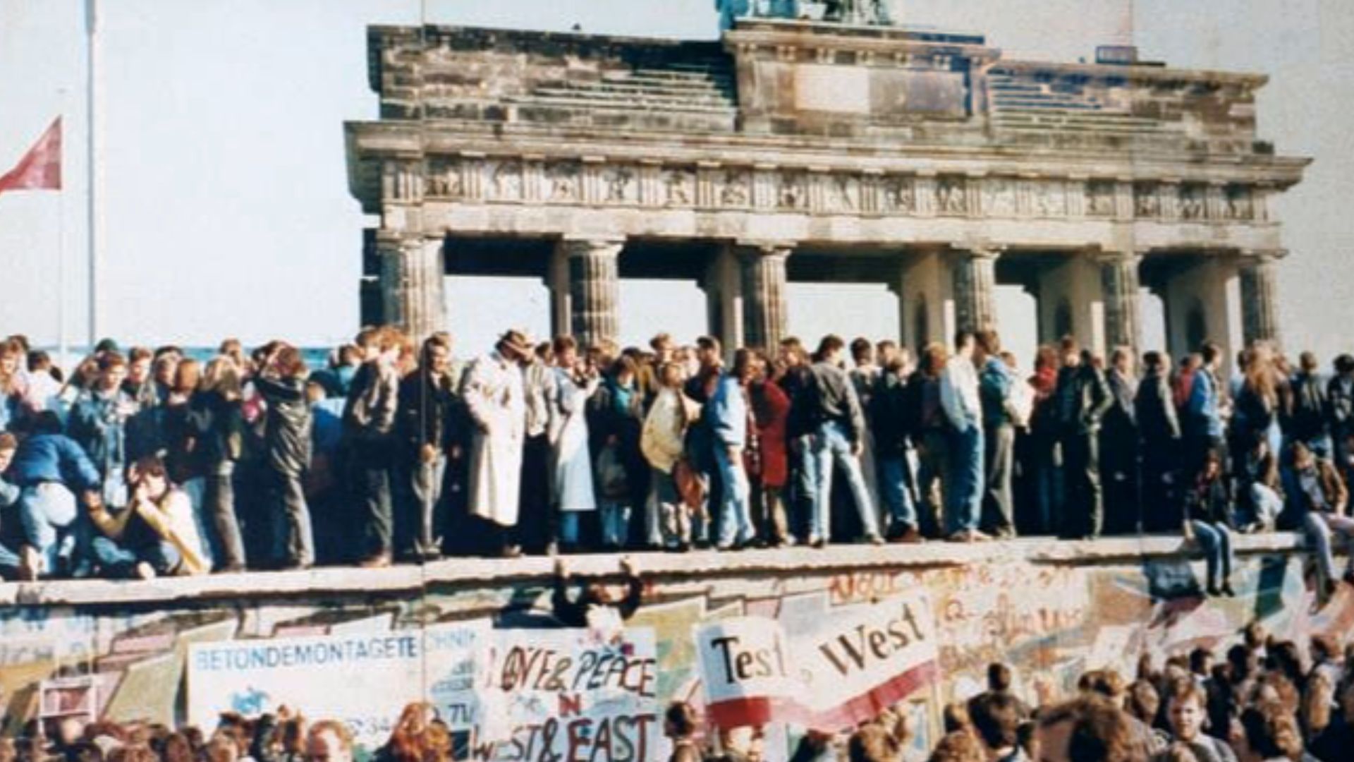 File:West and East Germans at the Brandenburg Gate in 1989.jpg