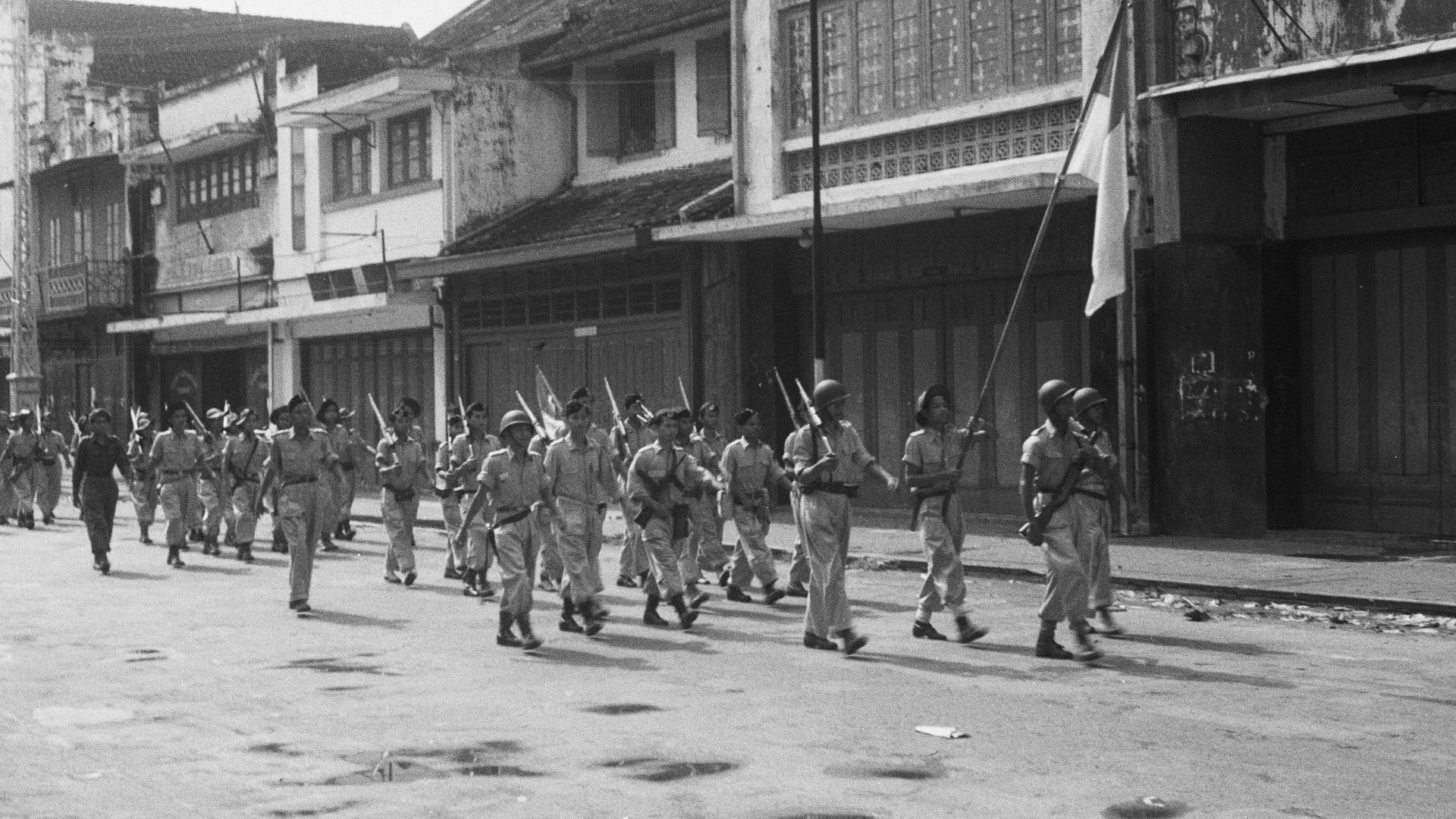 File:Een afdeling TNI militairen marcheert door een lege straat, Bestanddeelnr 888.jpg