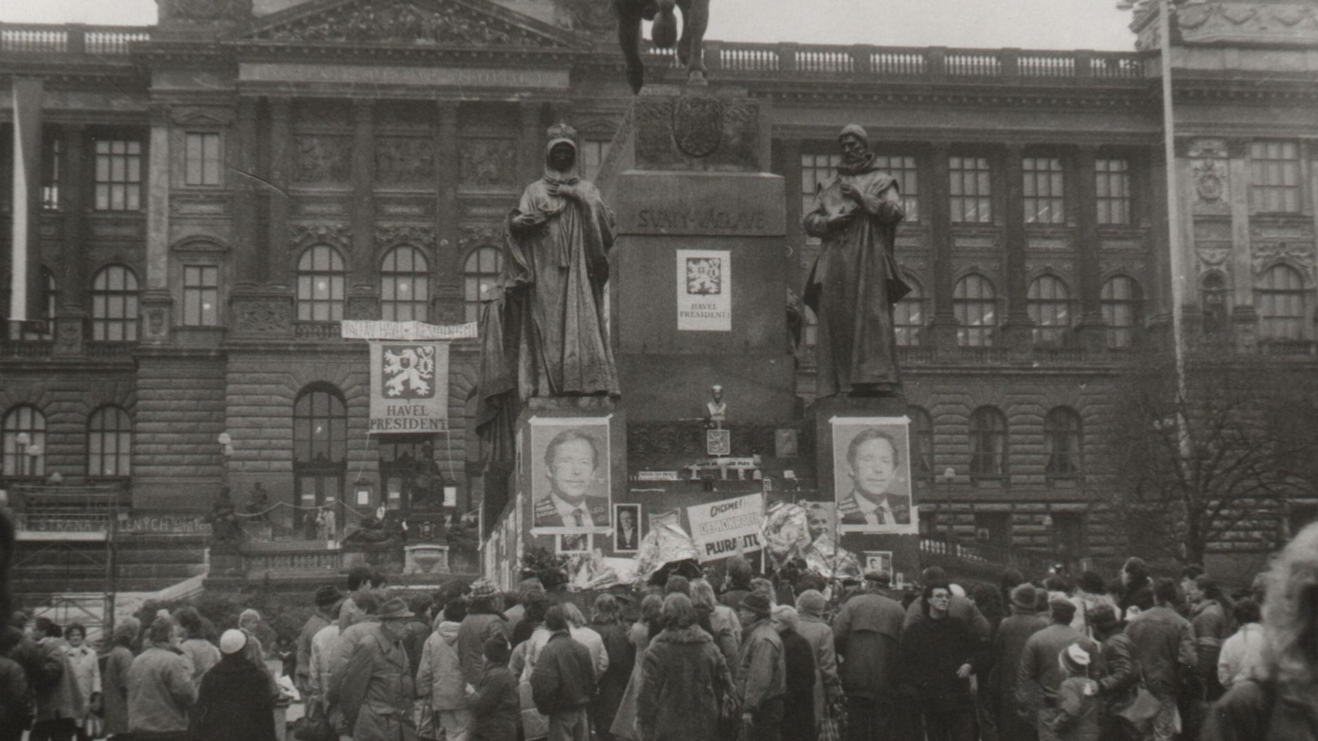 File:Praha 1989 sv. Václav 01.jpg