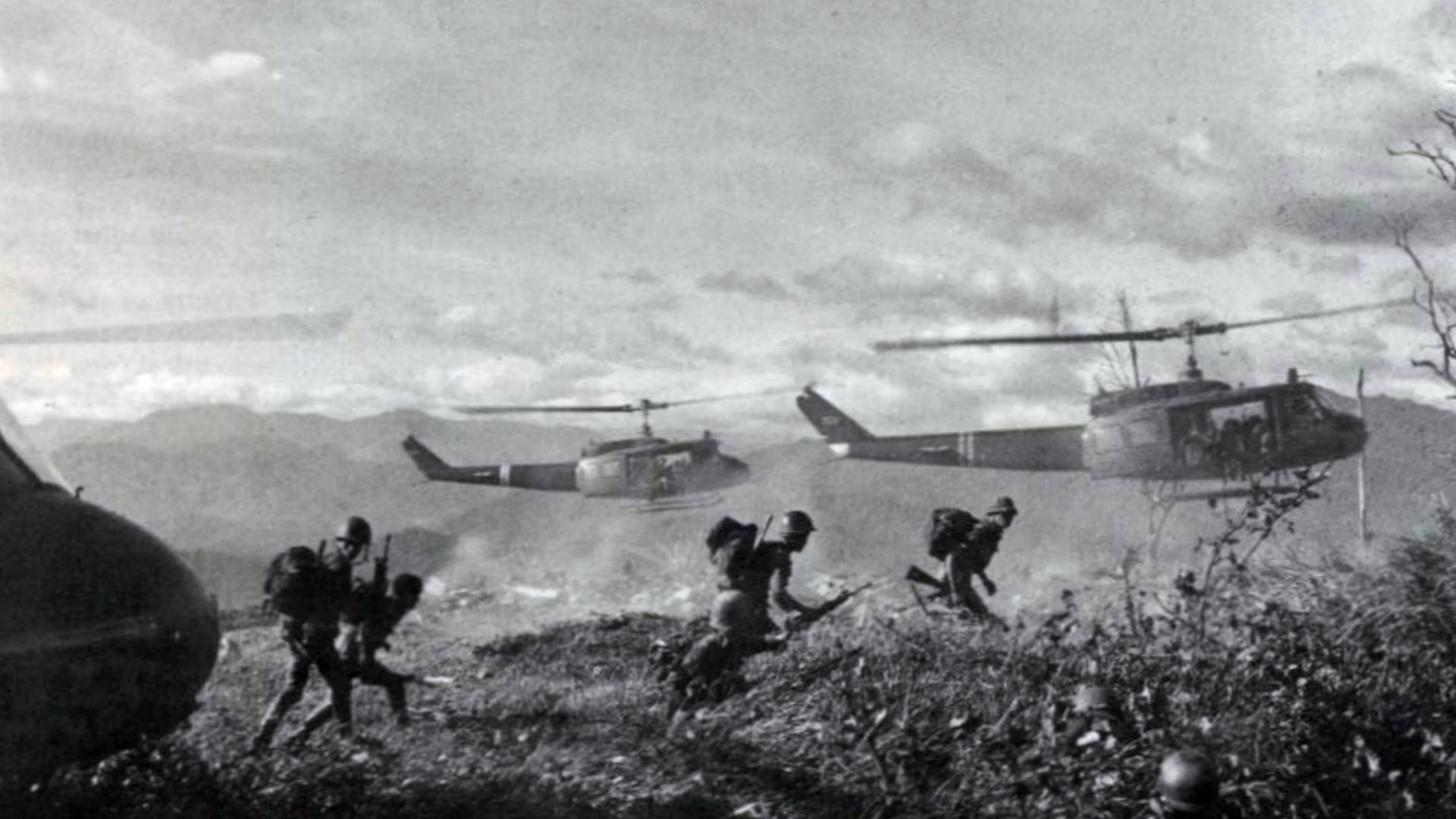 File:U.S. Army UH-1H Hueys insert ARVN troops at Khâm Đức, Vietnam, 12 July 1970 (79431435).jpg