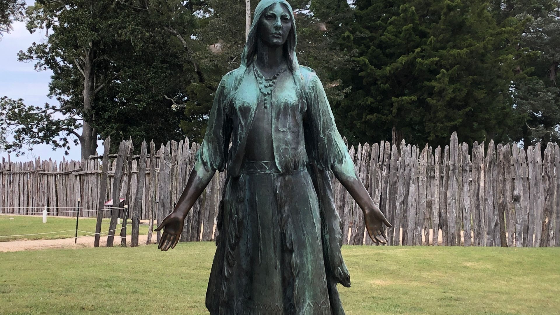 File:Pocahontas, daughter of Powhatan, and wife of John Rolfe, photo takes at Jamestown, Virginia.jpg