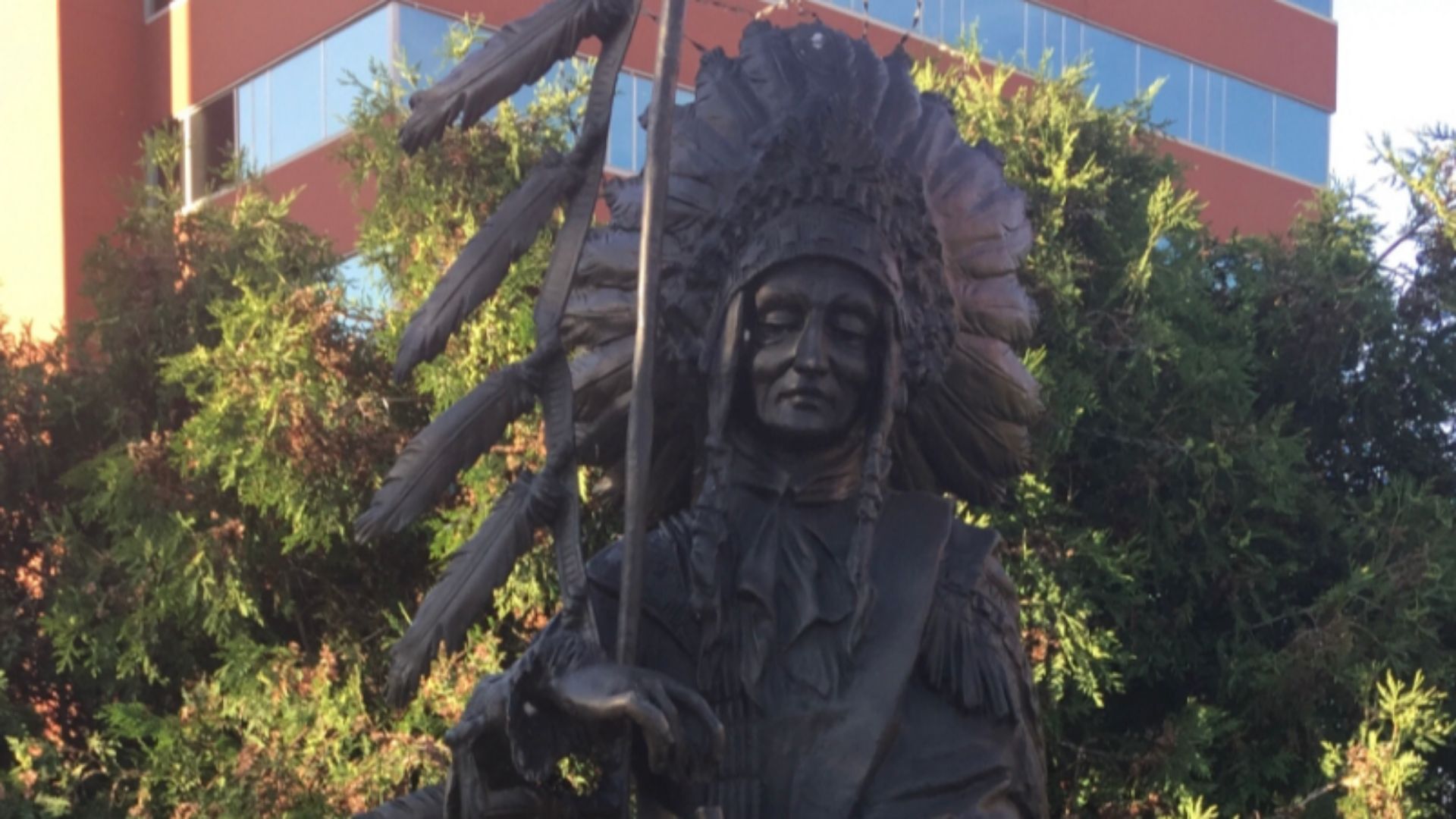 File:Statue of Chief Hąboguwįga.jpg