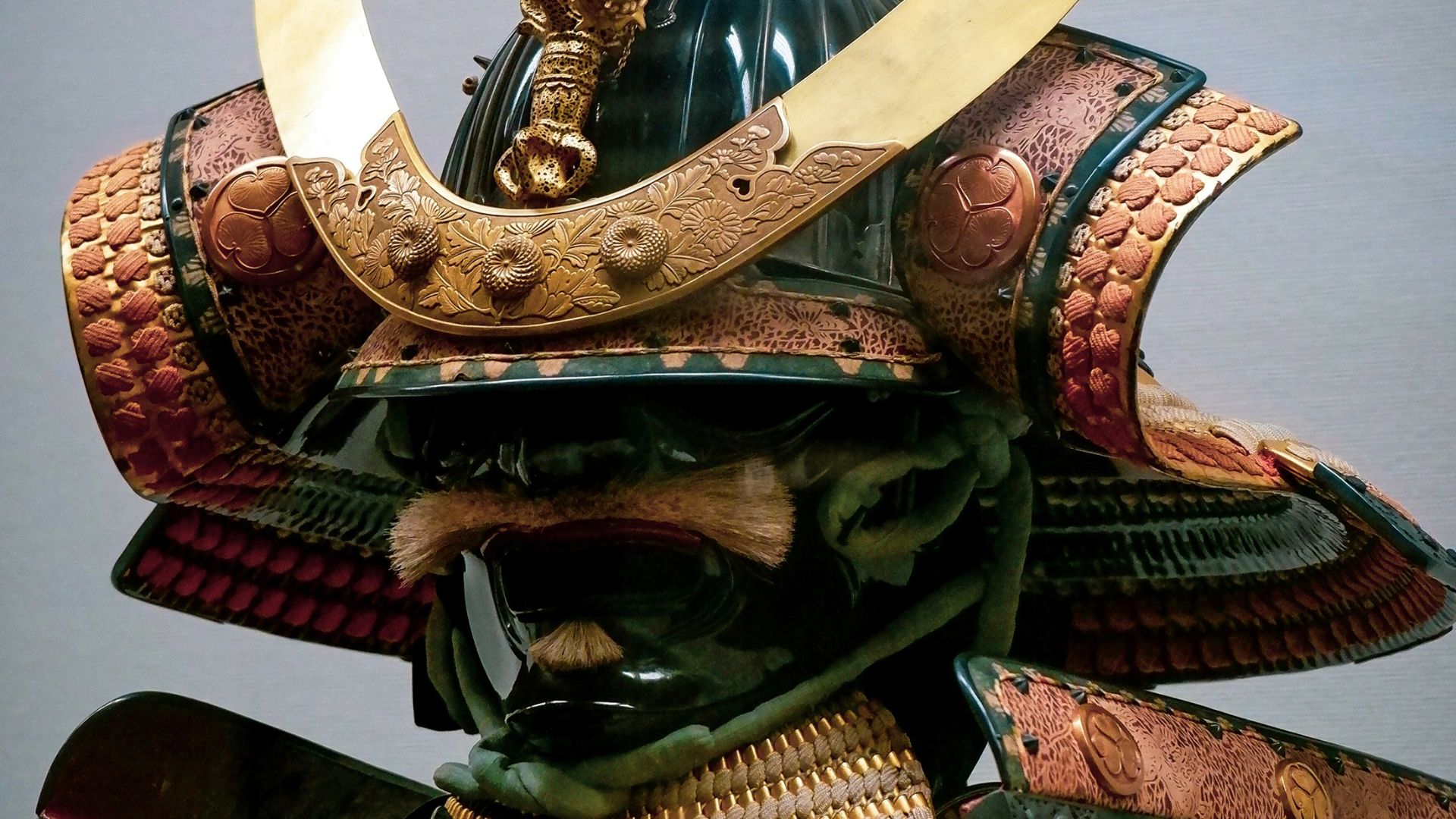 gold and red dragon figurine