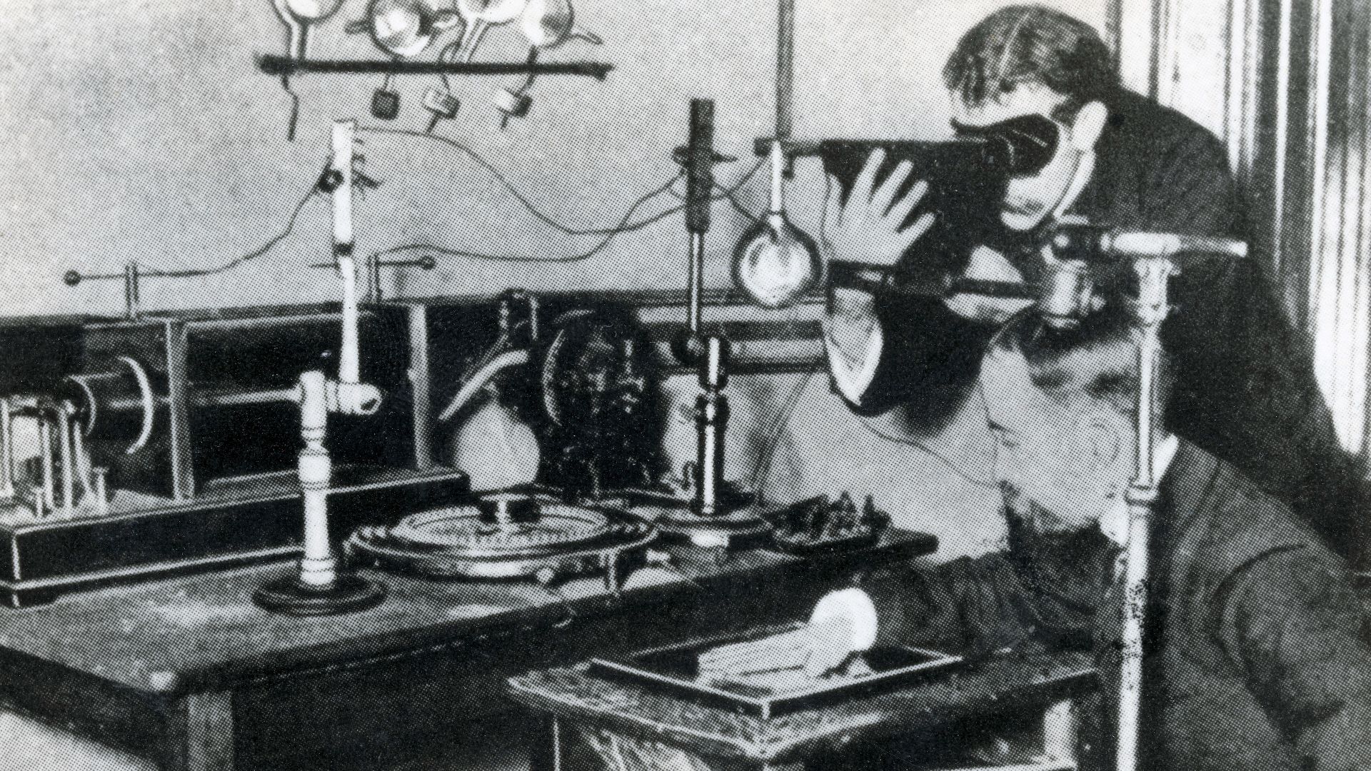 File:Photograph showing an early method for testing x-rays, Europ Wellcome L0058013.jpg