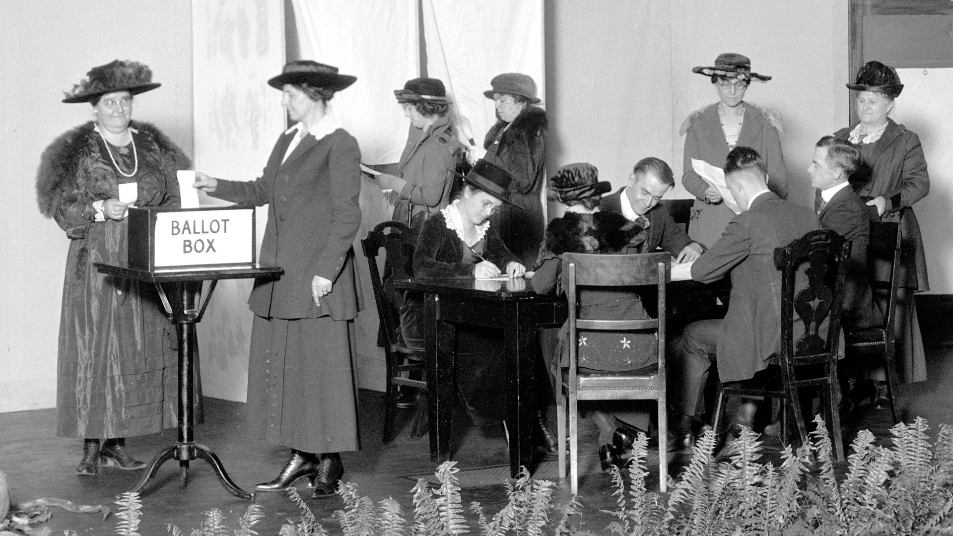 File:Women practice voting in Dayton Oct. 27, 1920.jpg
