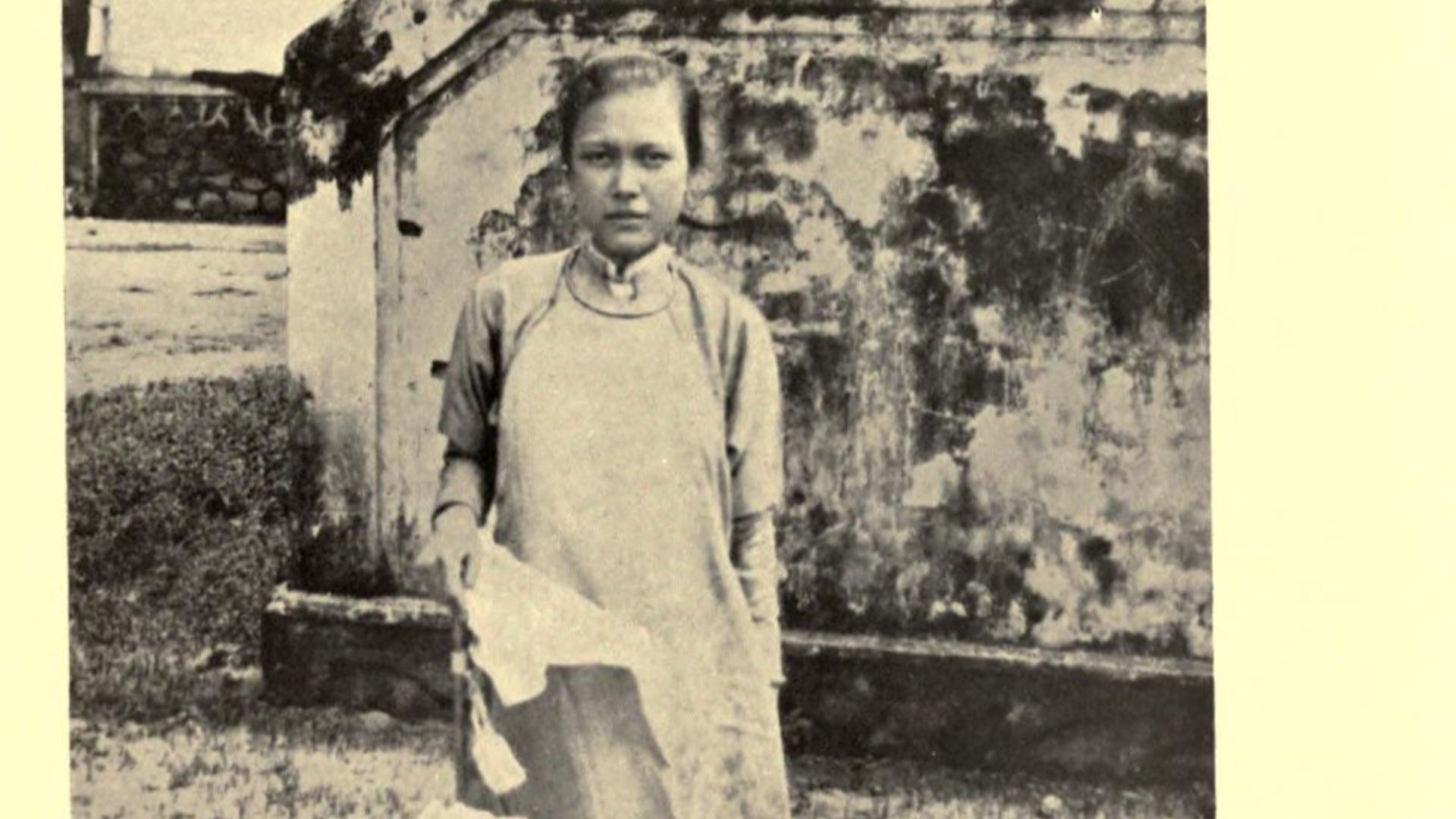 File:Princess Thuyen Hoa outside her house.jpg