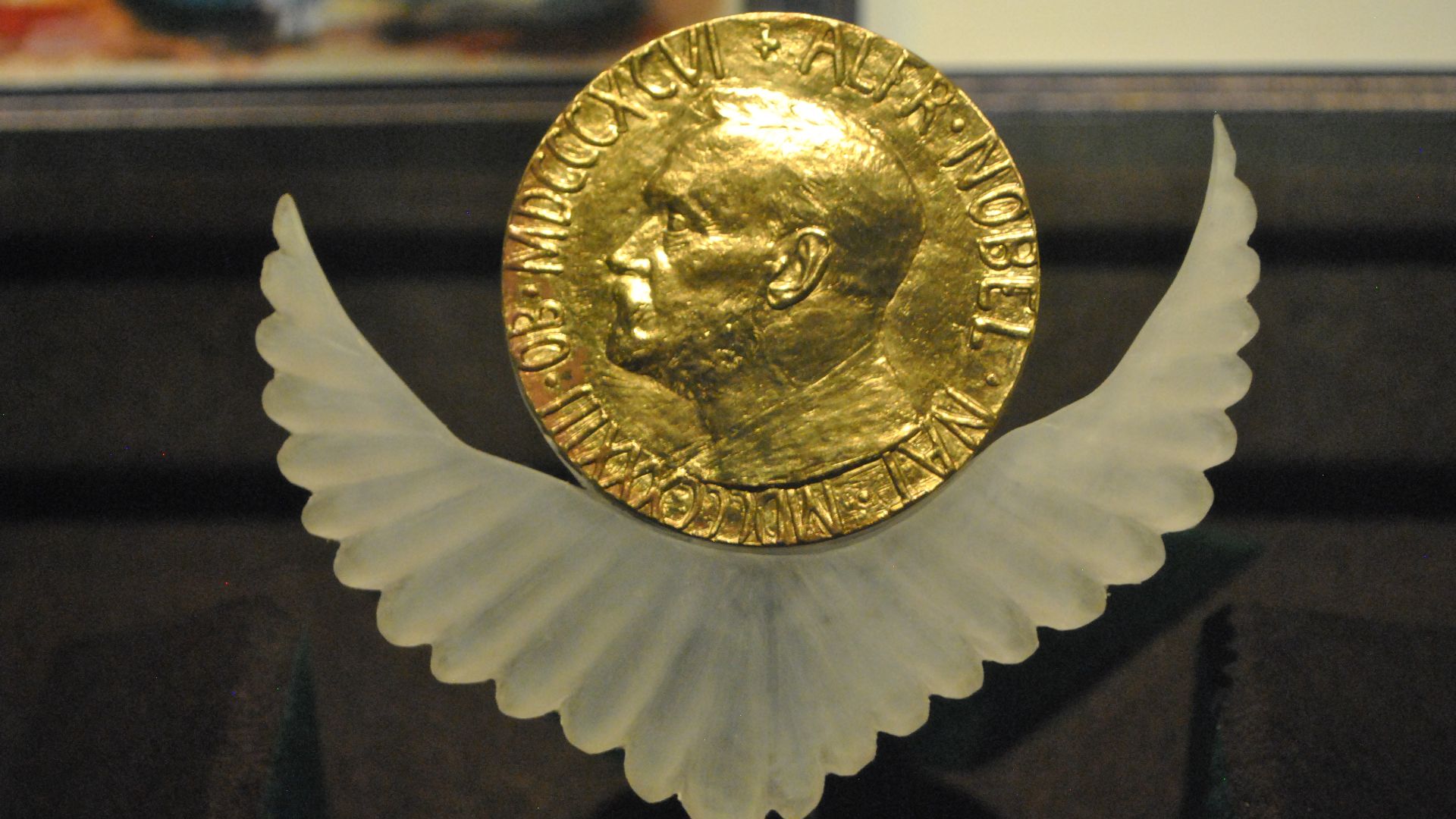 File:Medal Nobel Peace Prize.jpg