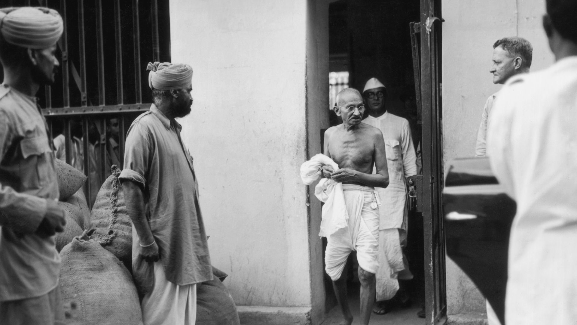 File:Mahatma Gandhi leaves Presidency Jail in Calcutta.jpg