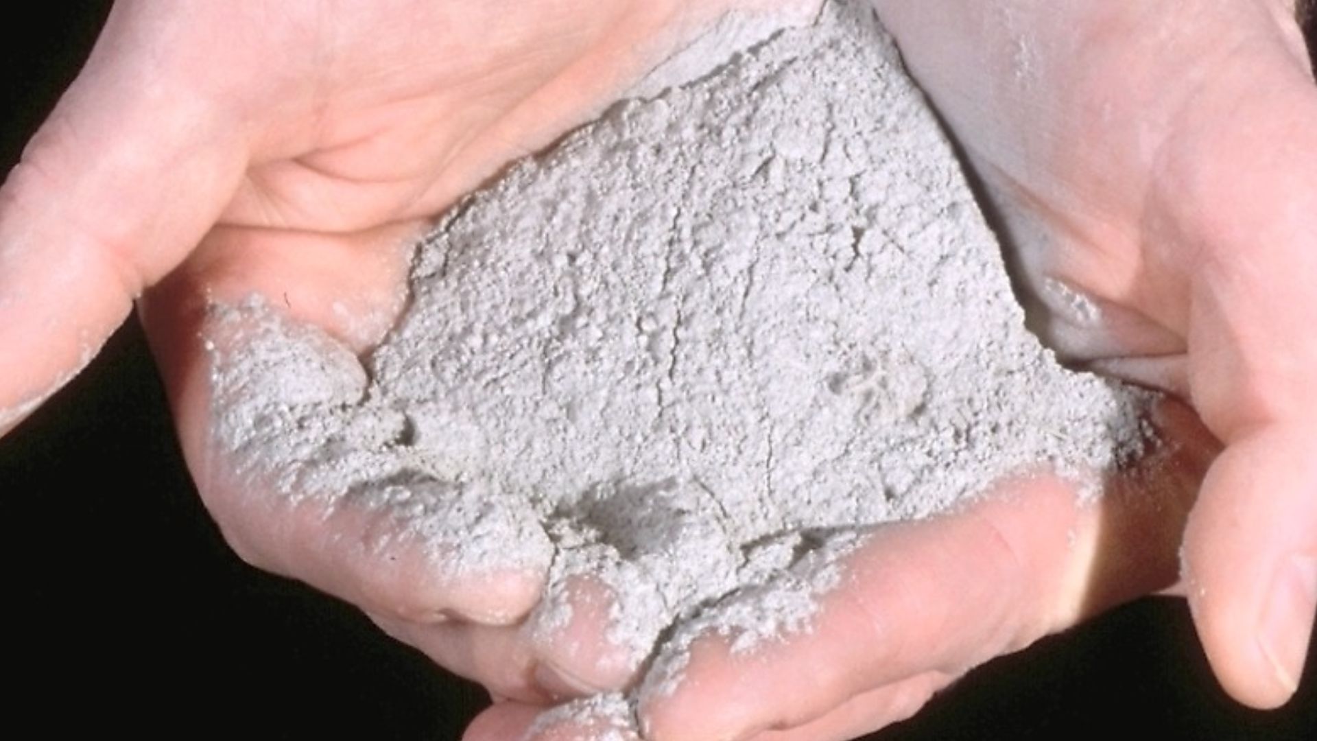 File:Volcanic ash 30410914-076 large.jpg
