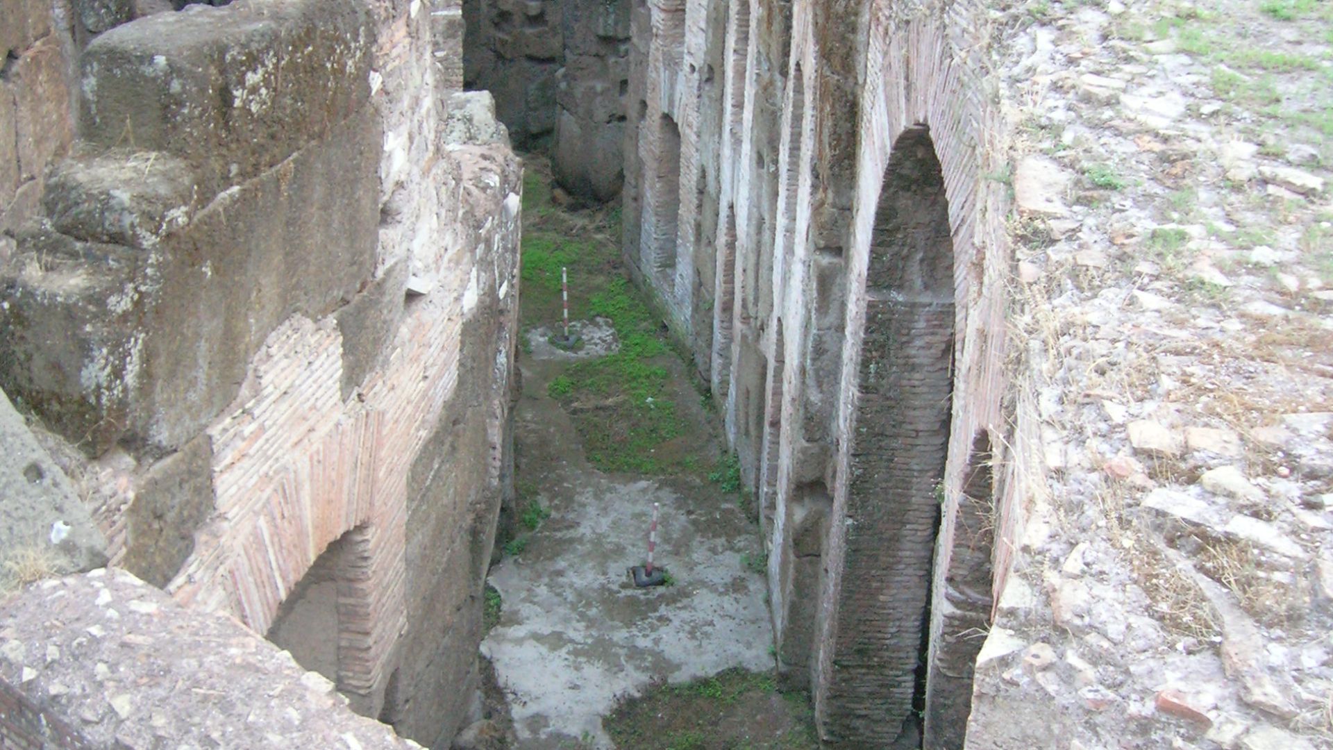 File:Colosseum hypogeum.JPG