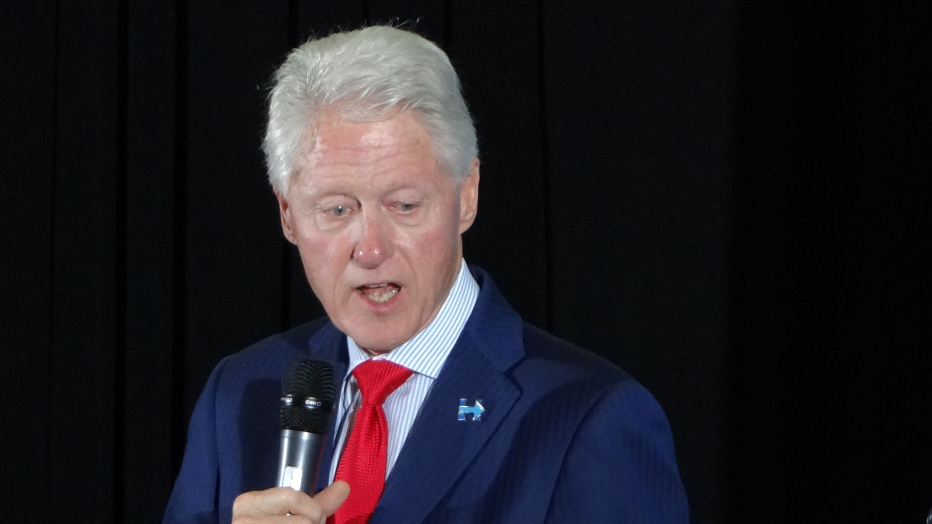 File:Bill Clinton vertical.jpg