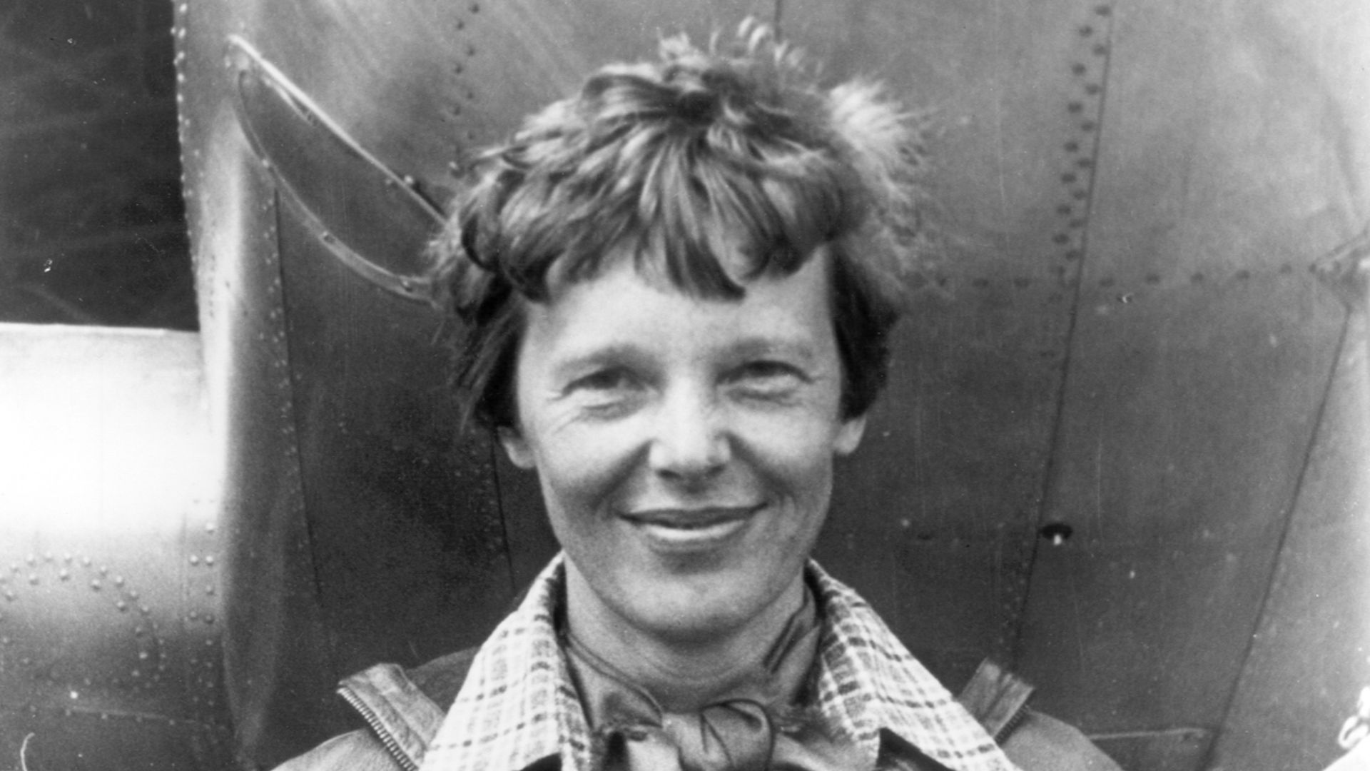 File:Amelia Earhart standing under nose of her Lockheed Model 10-E Electra, small.jpg