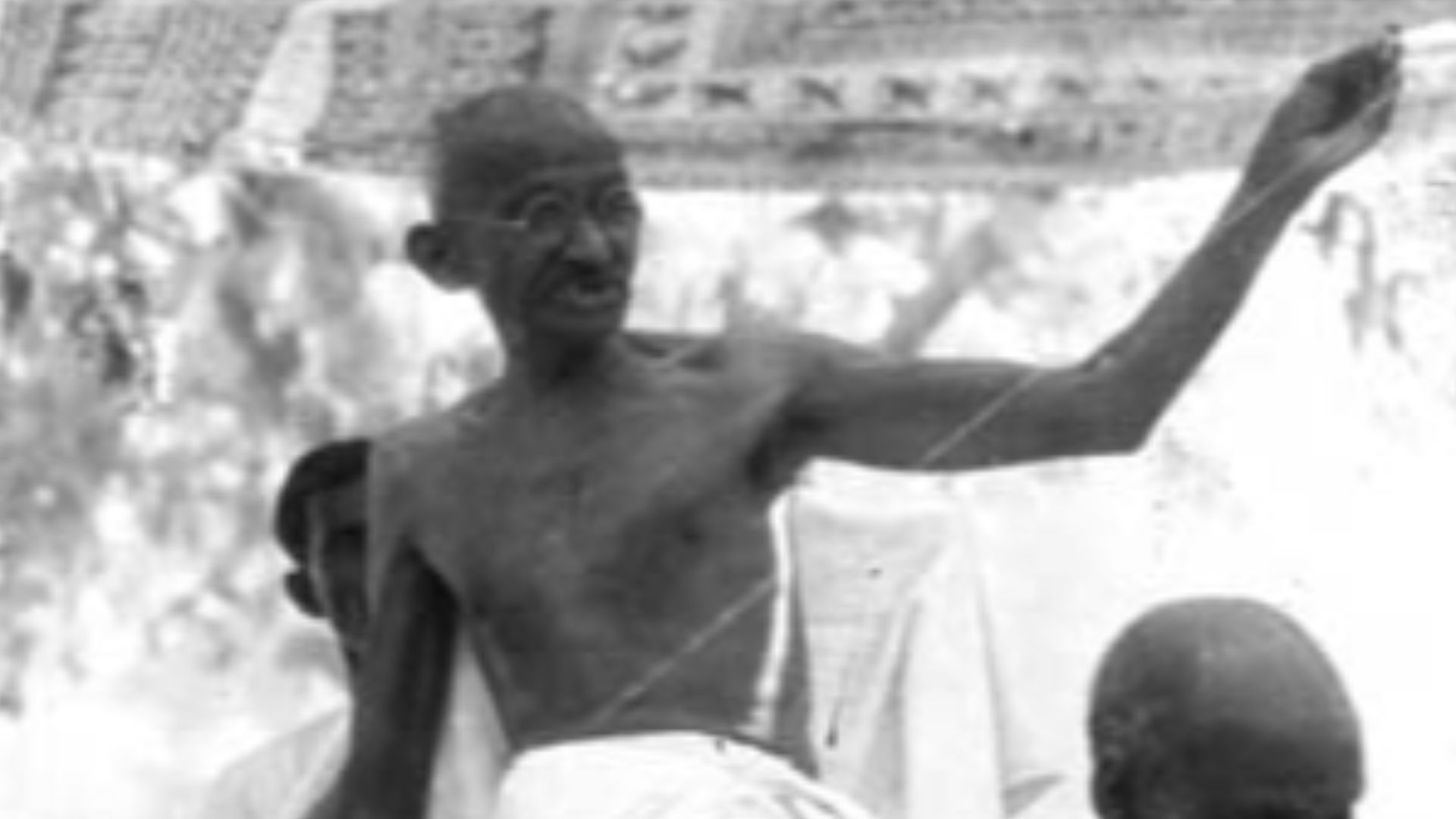 File:Gandhi omgitt av tilhengere (5257467734).jpg